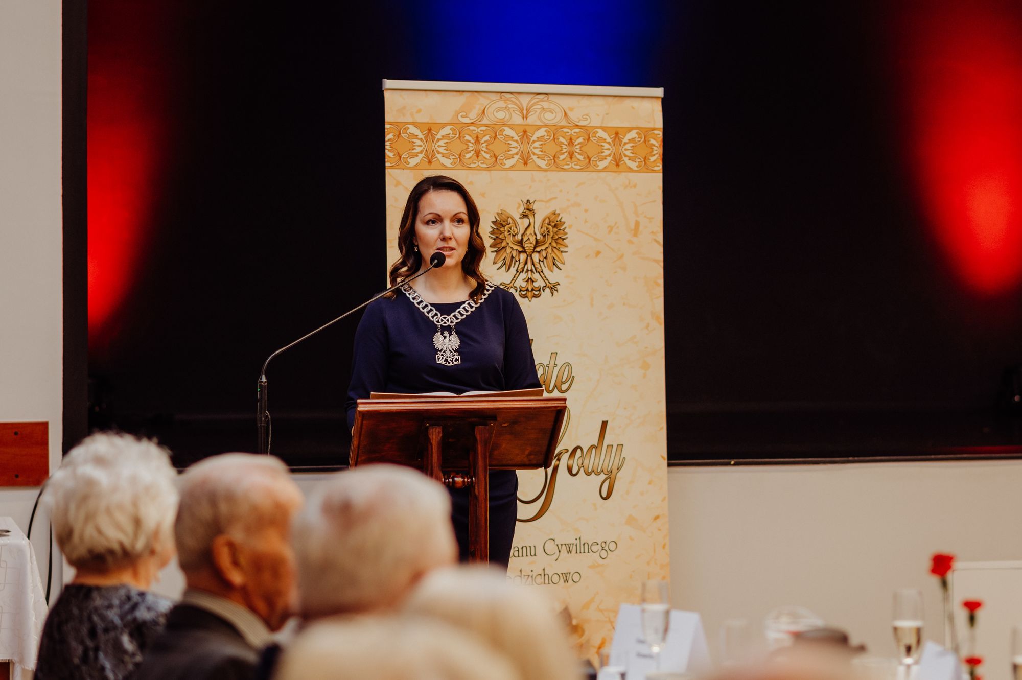 Kierownik USC składa zyczenia uczetniką uroczystości Złote Gody