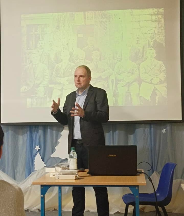 Marceli Tureczek w&nbsp;momencie opowiadania książki,