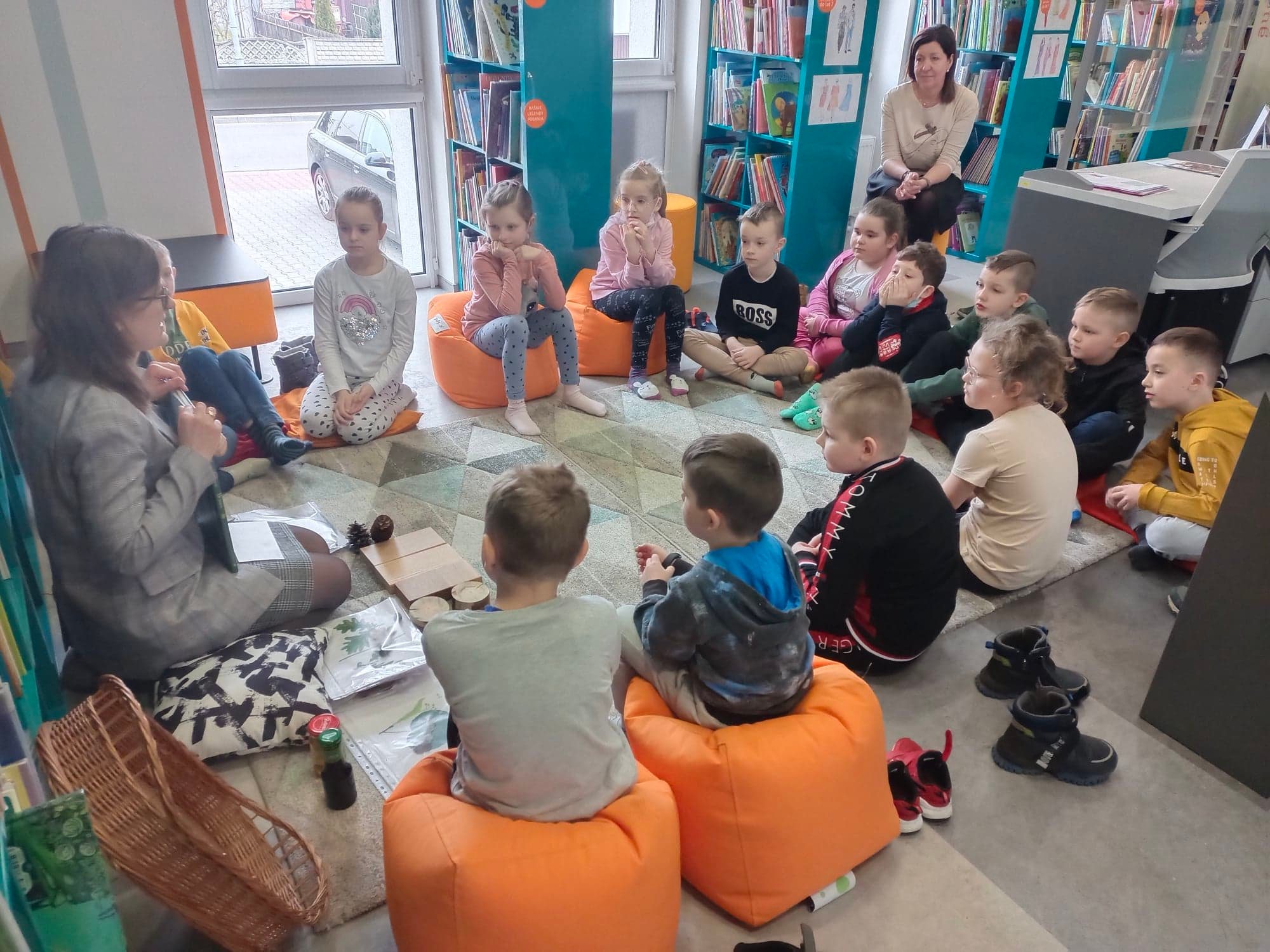 Spotkanie z grupą młodzieży w Bibliotece w Bolewicach.