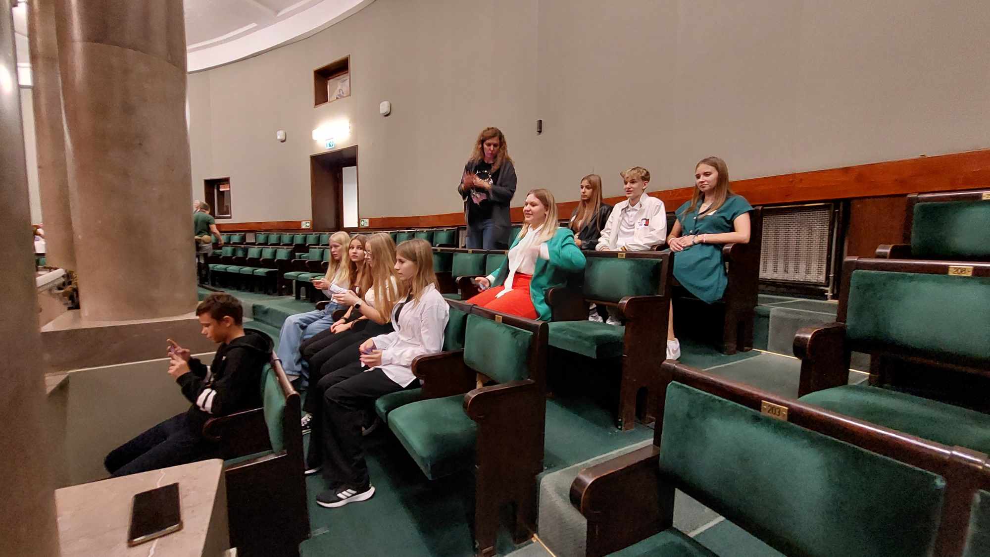 Na zdjęciu przedstawiona jest Młodziezowa Rada Gminy. Zdjęcie wykonane w&nbsp;sali konferencyjnej.