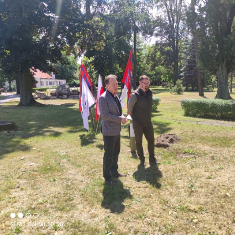 Powitanie wszytskich przybyłych na posadzeniu dębu z okazji 100-lecia OSP Bolewice. Powitał Wójt Gminy oraz Nadleśniczy Nadleśnictwa Bolewice.