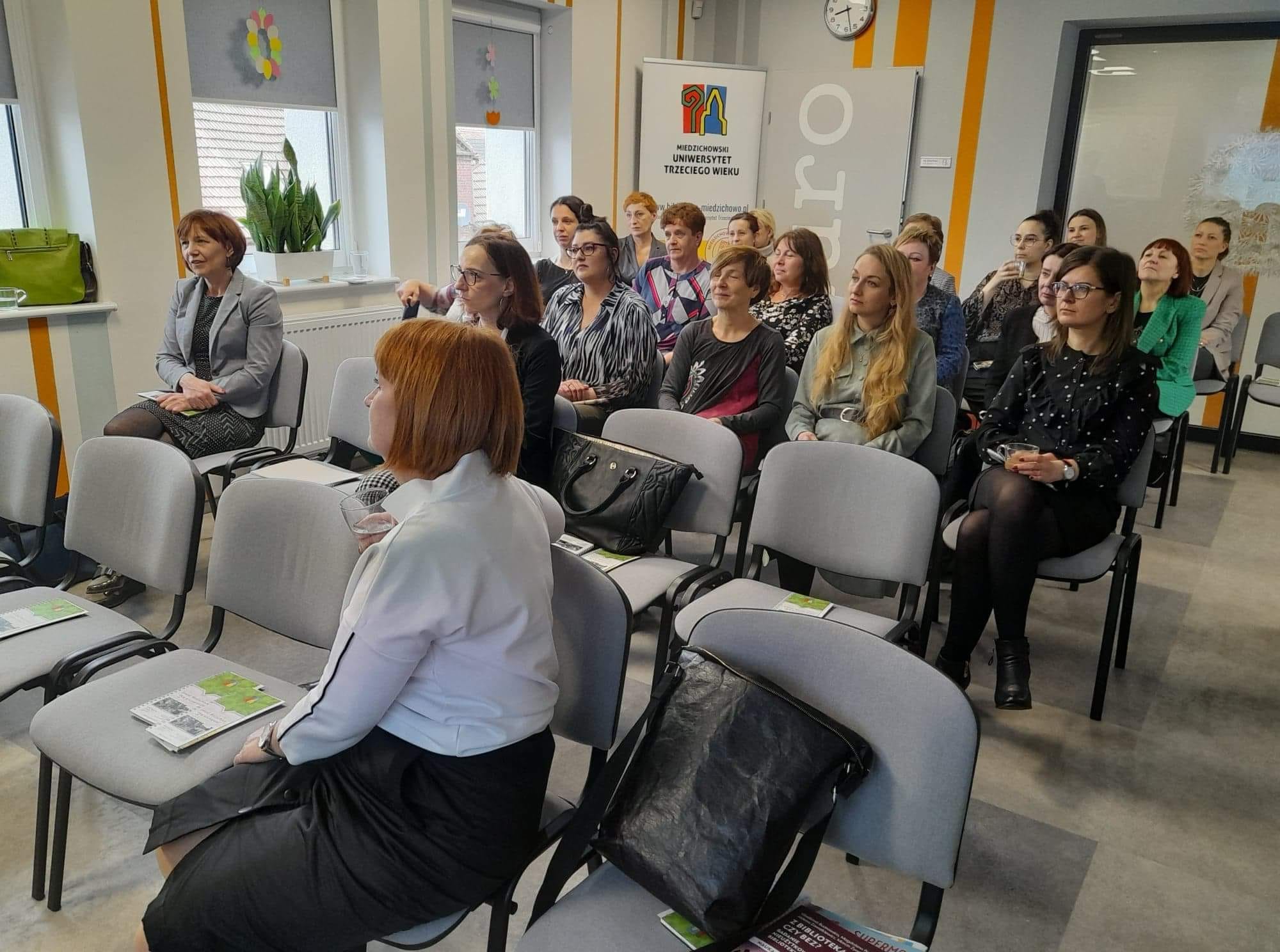 Przedstawie raportu Bibliotek Narodowych w odniesieniu do tematu NIEOBECNYCH w bibliotece.