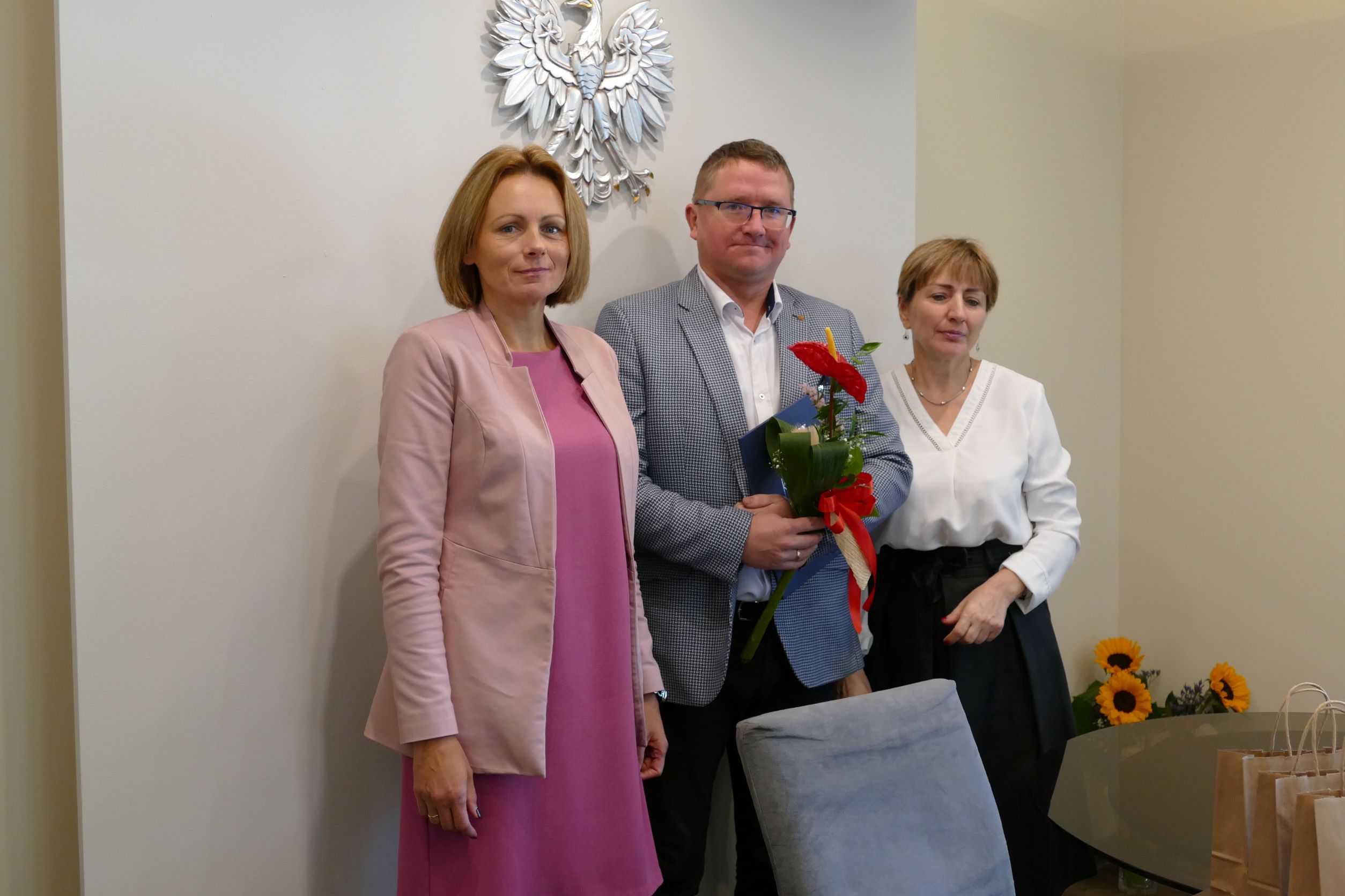 Na zdjęciu przedstawione od lewej Sekretarz Gminy Karolina Łotecka, Dyrektor Szkoły Podstawowej w Miedzichowie Szymon Fabian, Dyrektor GZOSz Elżbieta Oses