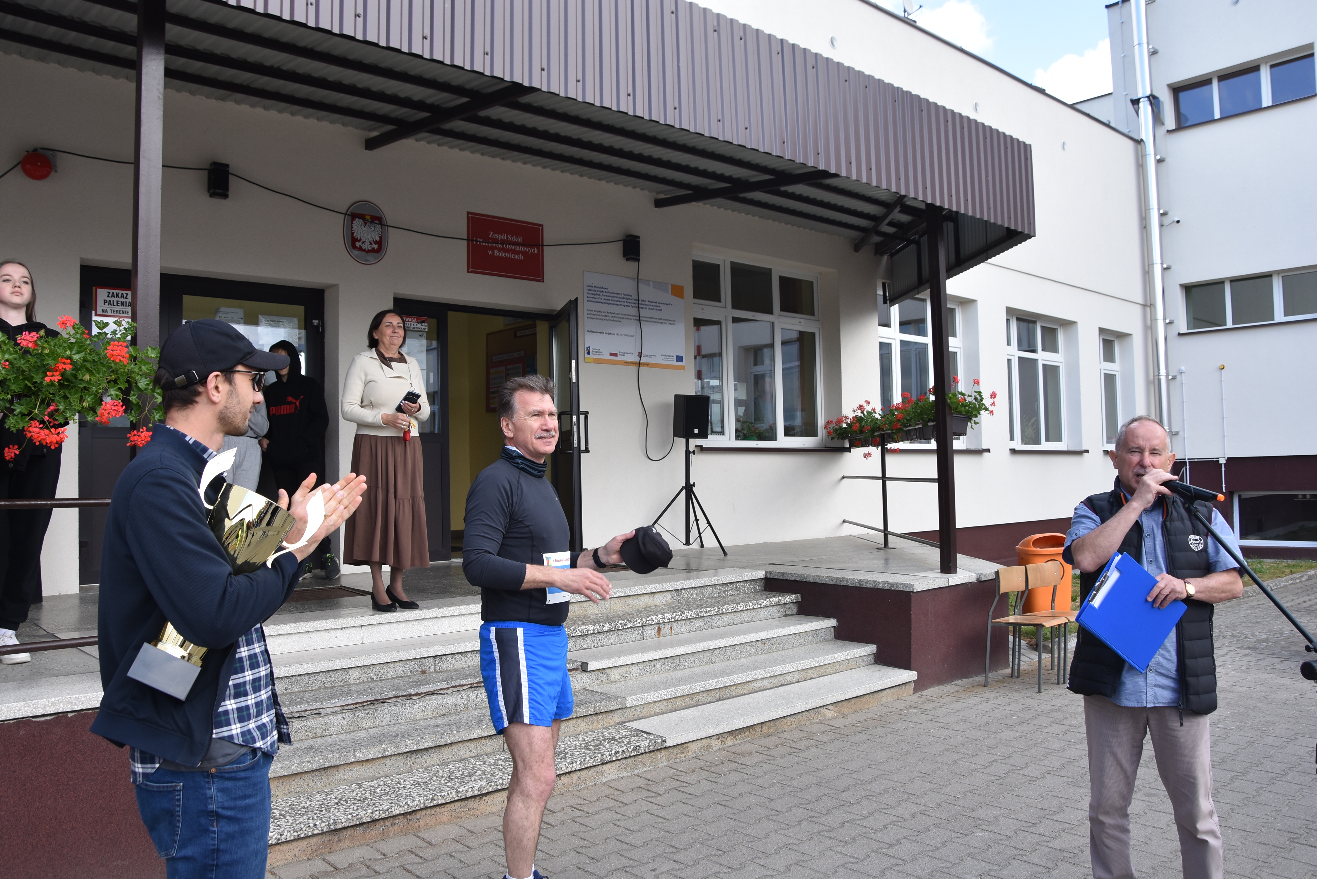 Na zdjęciu przedstione jest: Organizatorzy biegów oraz reprezentacji poszczególnych jednostek organizacyjnych. Od lewej: Jakub Skrzypczak - Dyrektor PCS w Nowym Tomyślu, Hanna Kaczmarek - Dyrektor Szkoły ZSiPO w Bolewicach, Stanisław Piechota - Wójt Gminy Miedzichowo oraz Wiesław Żołędziowski - Zastępoca Dyrektora Szkoły ZSiPO w Bolewicach. 