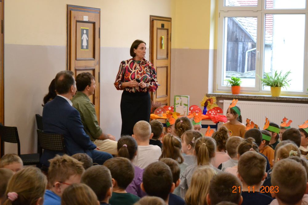 Dyrektor szkoły w&nbsp;Bolewicach wszystko przedstawia i&nbsp;zaprasza do słuchania innych.