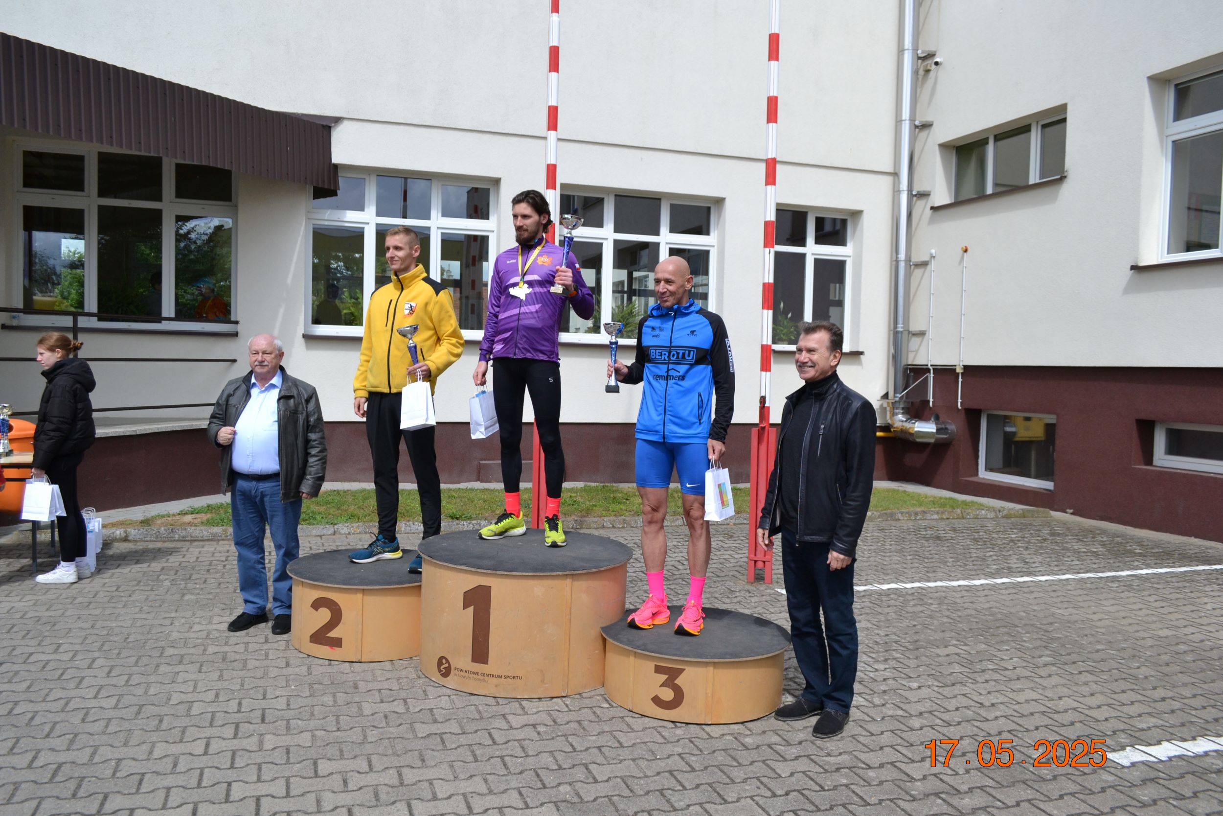 Przyznawane są miejsca za poszczeg&oacute;lną kategorię. Na podium stoją kobiety z&nbsp;I, II i&nbsp;III miejscem. Po lewej stronie stoi Starosta Powiatu Nowotomyskiego Andrzej Wilkoński a&nbsp;po lewej stronie stoi W&oacute;jt Gminy Miedzichowo Stanisław Piechota.