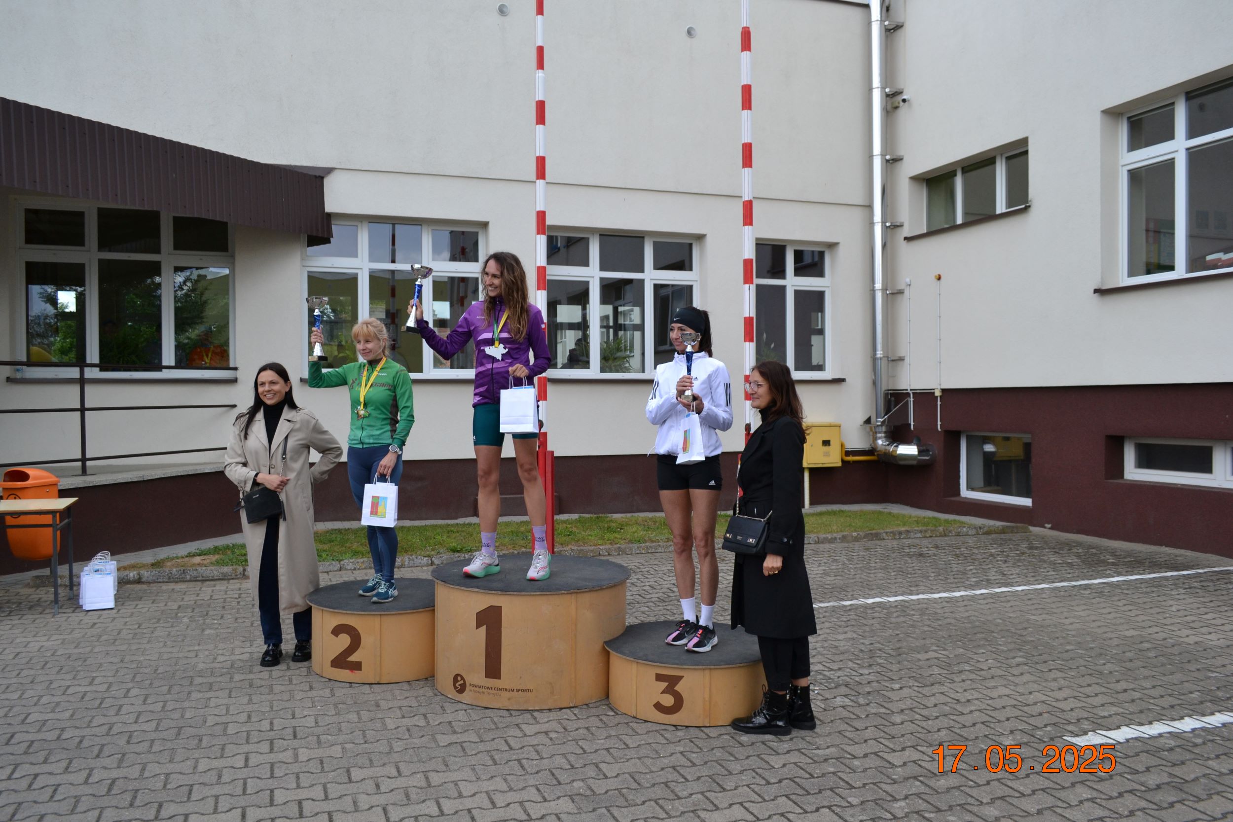 Wręczane są miejsca według kategorii. Na podium stoją mężczyźni. Po lewej stronie stoi prezes Powiatowego Centrum Sportu w&nbsp;Nowym Tomyślu a&nbsp;po prawej stronie stoi Przewodnicząca Rady Gminy Miedzichowo Barbara Matys.
