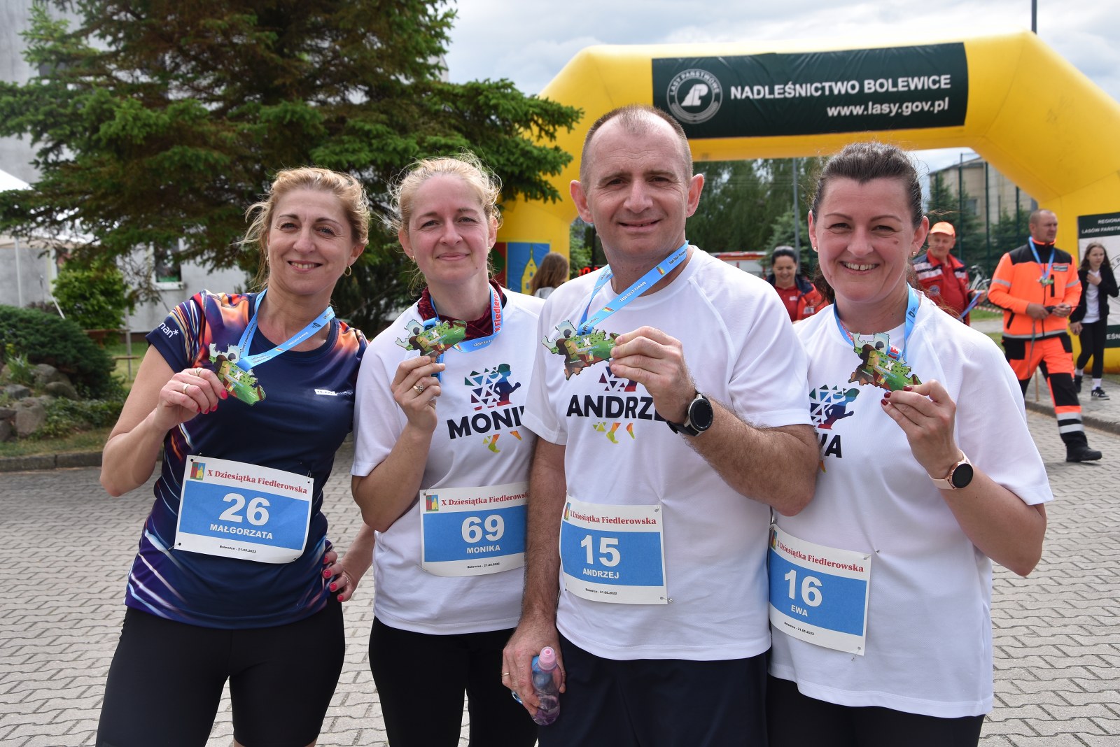 Wręczenie medali za ukończenie biegu na 10 km w Bolewicach. 