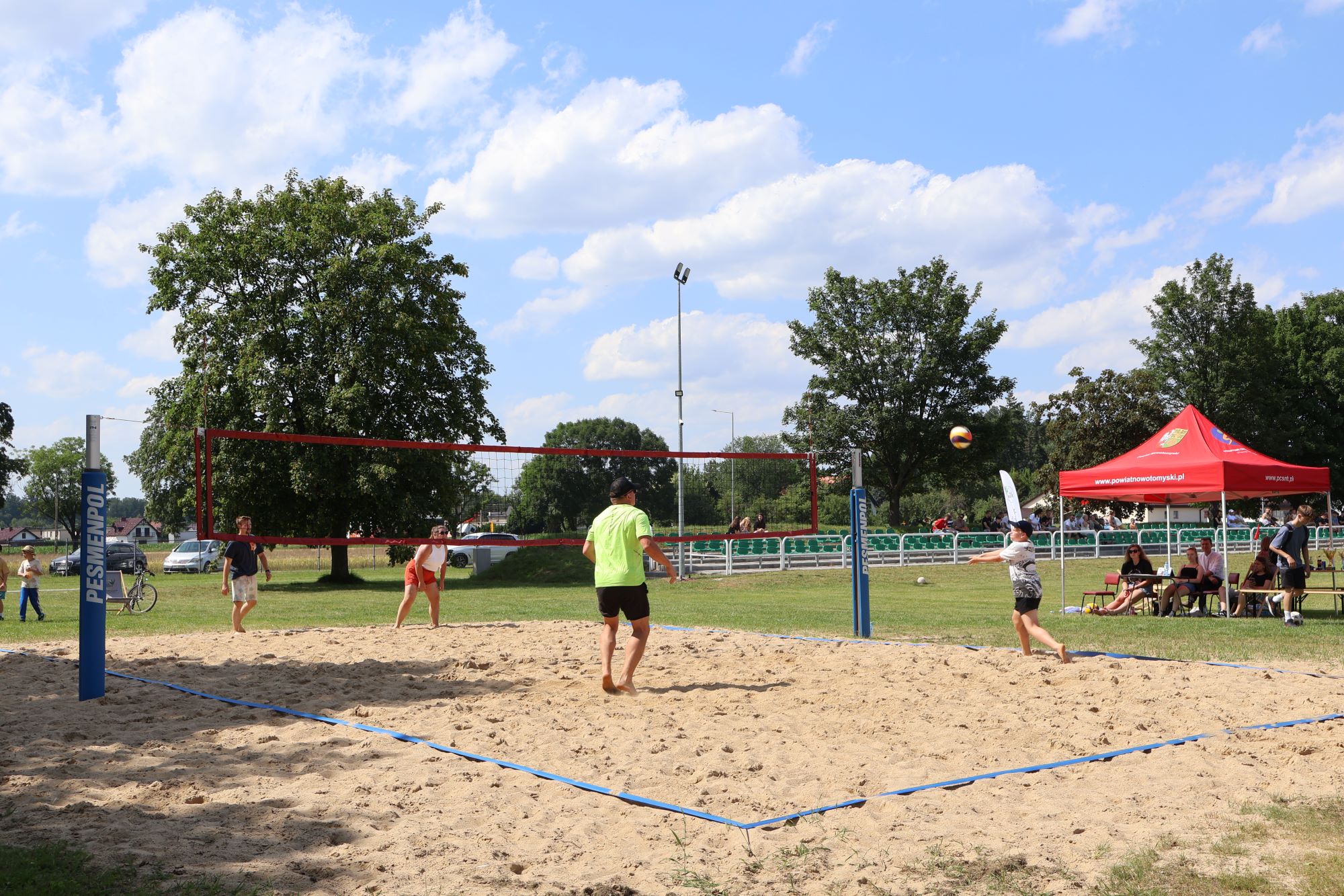 Rozegranie meczu piłki siatkowej plażowej. Teren piaszczysty. 