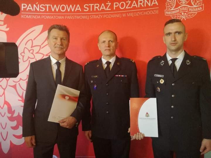 zdjęcie przedstawicieli z gminy Miedzichoeo od lewej: Wójt Gminy Miedzichowo dr Stanisław Piechota, Komendant PSP mł. bryg. Marek Kołdyk i Komendant Gminny ZOSP RP w Miedzichowie  