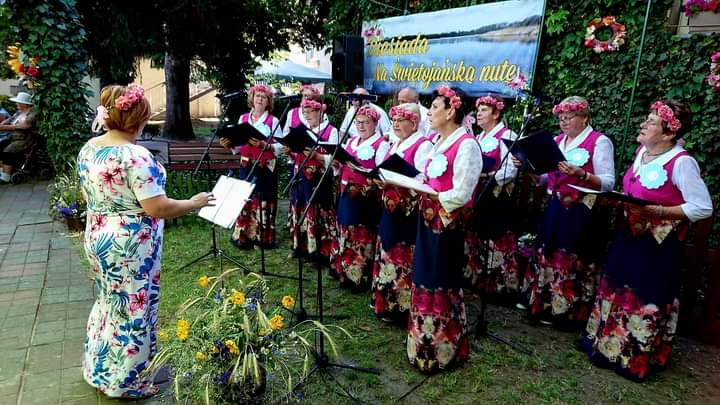 Chór Bolewiczanie wraz z prowadzącą Cecylią Ślusarz