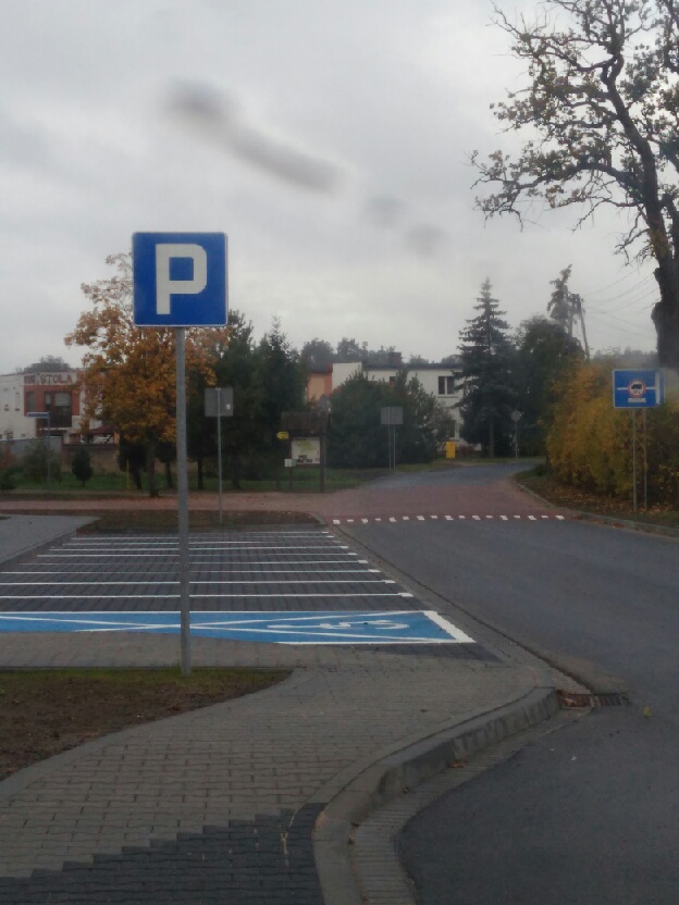 Zdjęcie ukazuje ulicę Leśną w Bolewicach po przebudowie. Na pierwszym planie pokazane jest parking oraz próg zwalniający, krzyżówka.