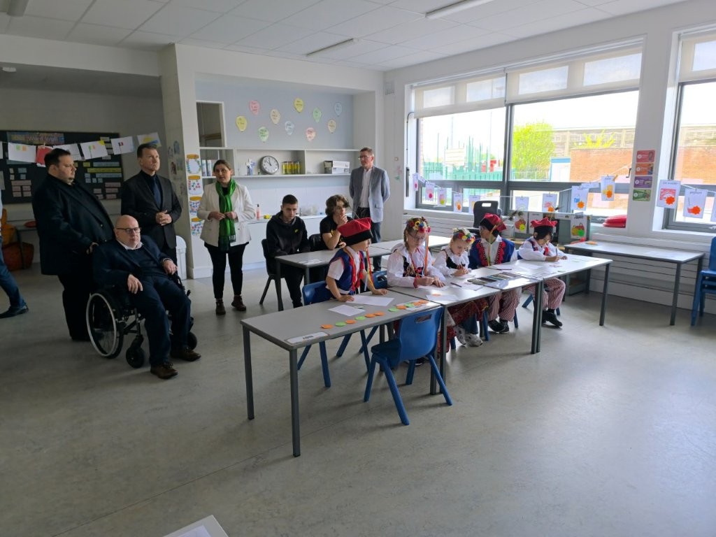  Spotkanie się z&nbsp;dyrektorem Polskiej Szkoły im. Konstancji Markiewicz (Szkoła Polska nr 15) panią Justyną Kolasińską, gronem pedagogicznym oraz&nbsp;uczniami.