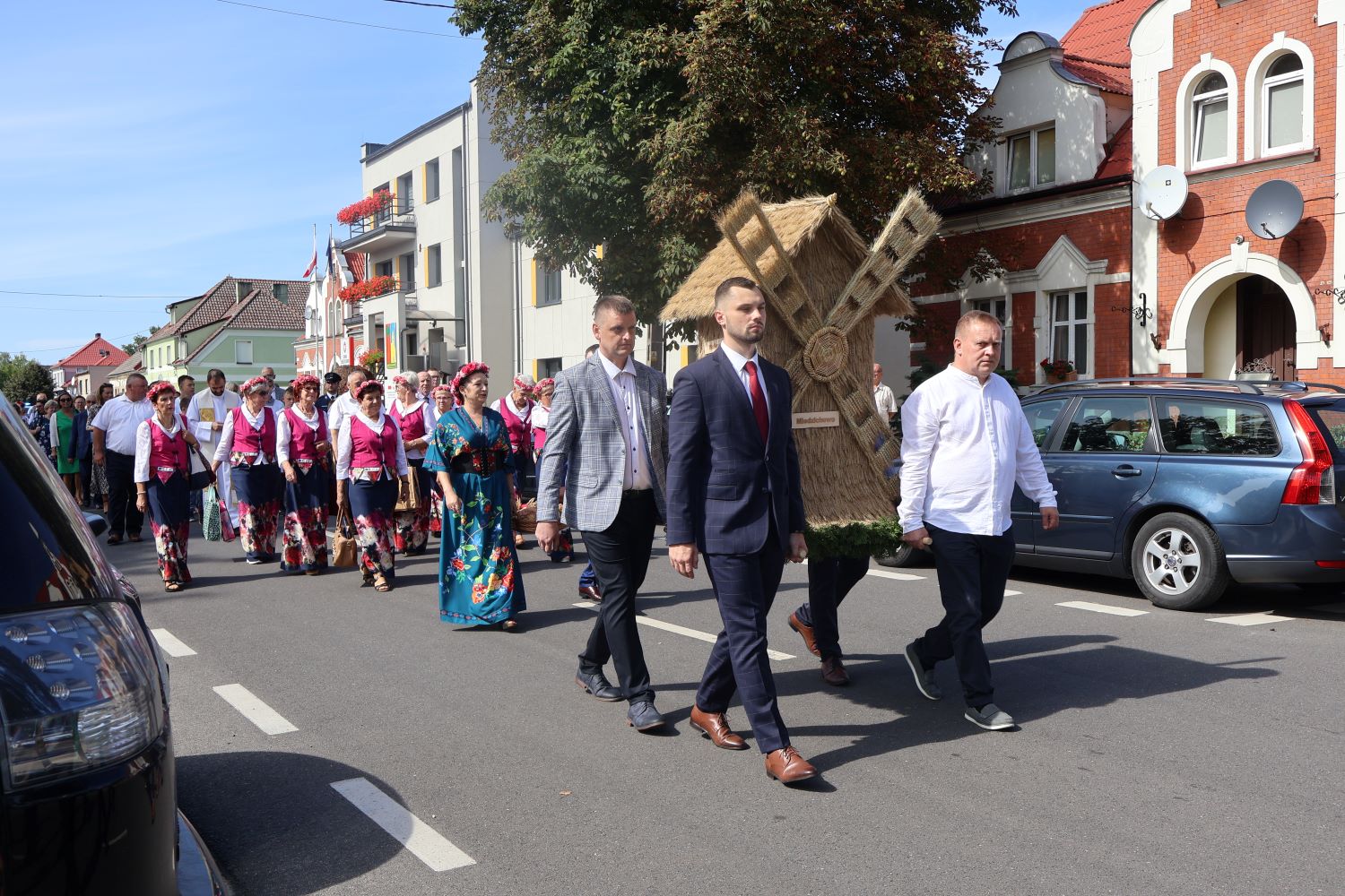 Korowód dożynkowy na czele Lwówecka Orkiestra Dęta wraz z delegacją wieńcową i Starostą i Starościną.