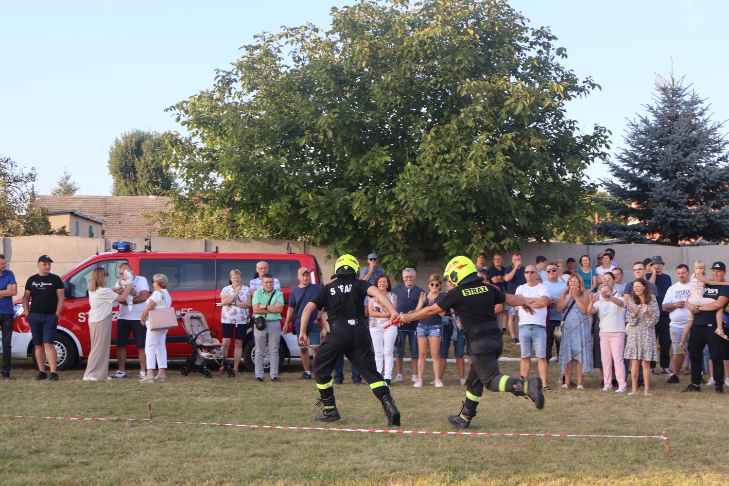 Gminne zawody sportowo-pożarnicze OSP - sztafeta pożarnicza z przeszkodami.