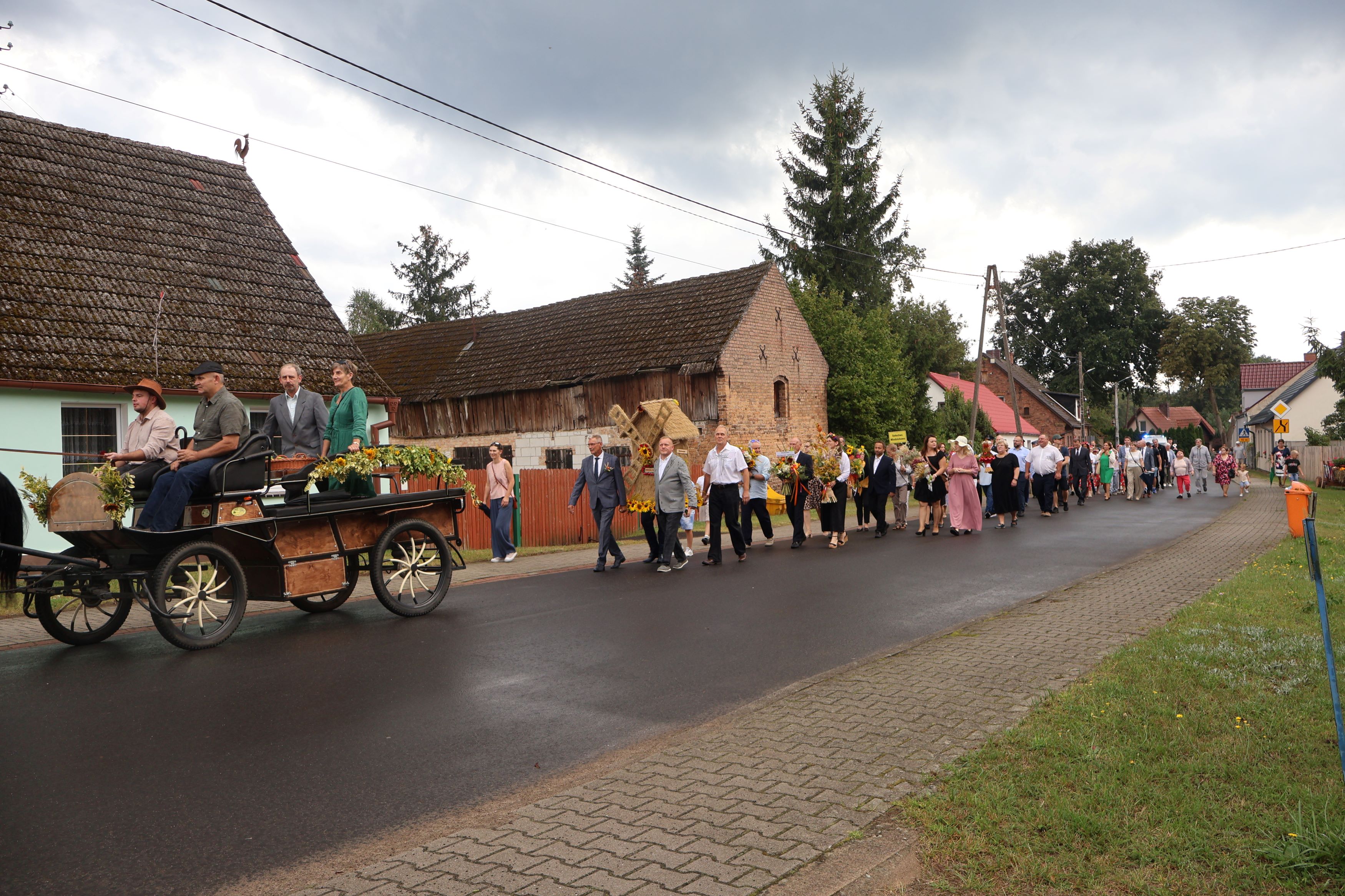 Na zdjęciu idzie korow&oacute;d dożynkowy. utworzony z&nbsp;zaproszonych gości delegacji, starost&oacute;w tegorocznych dożynek, organizator&oacute;w.