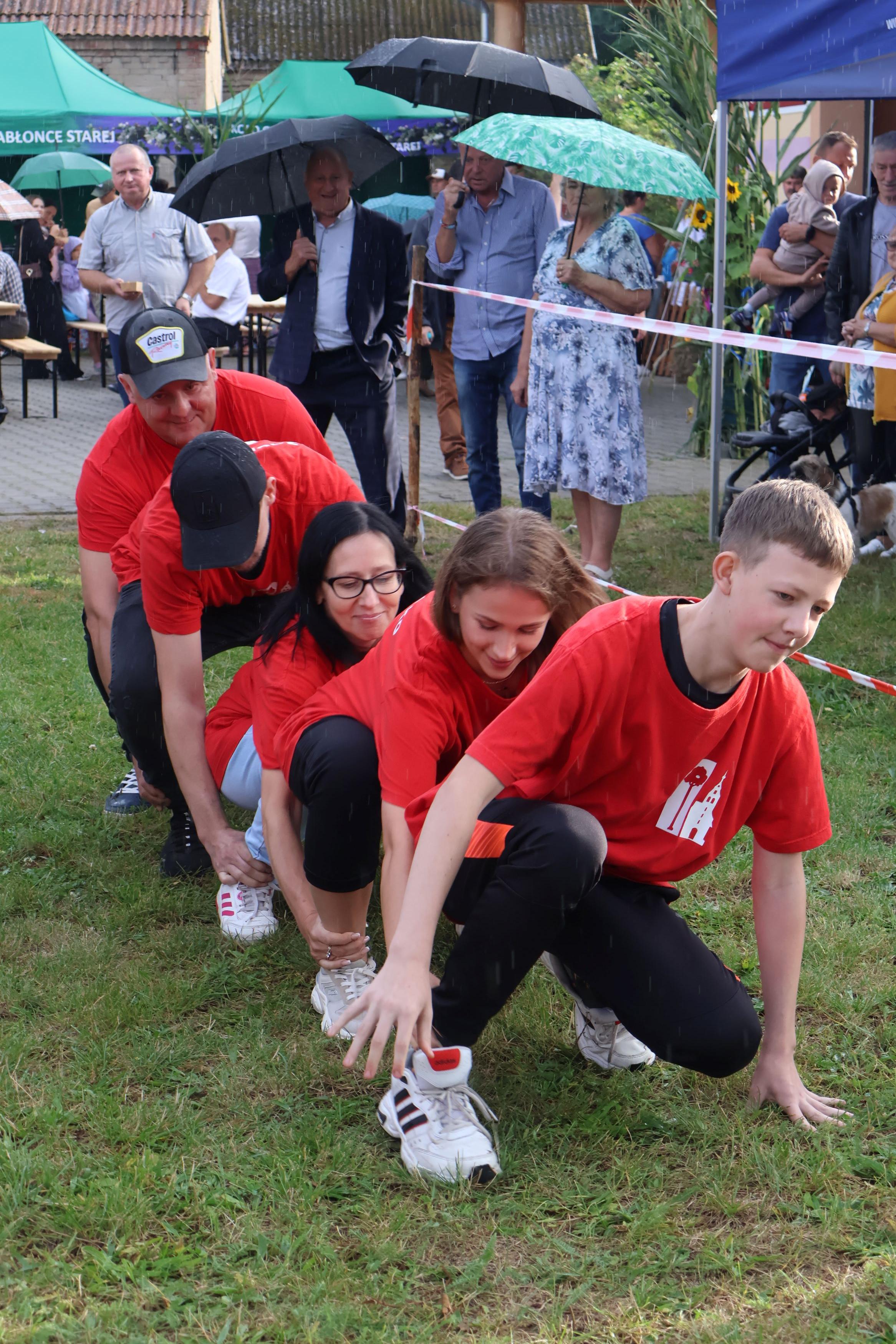 Wykonywanie konkurencji przez drużyne.