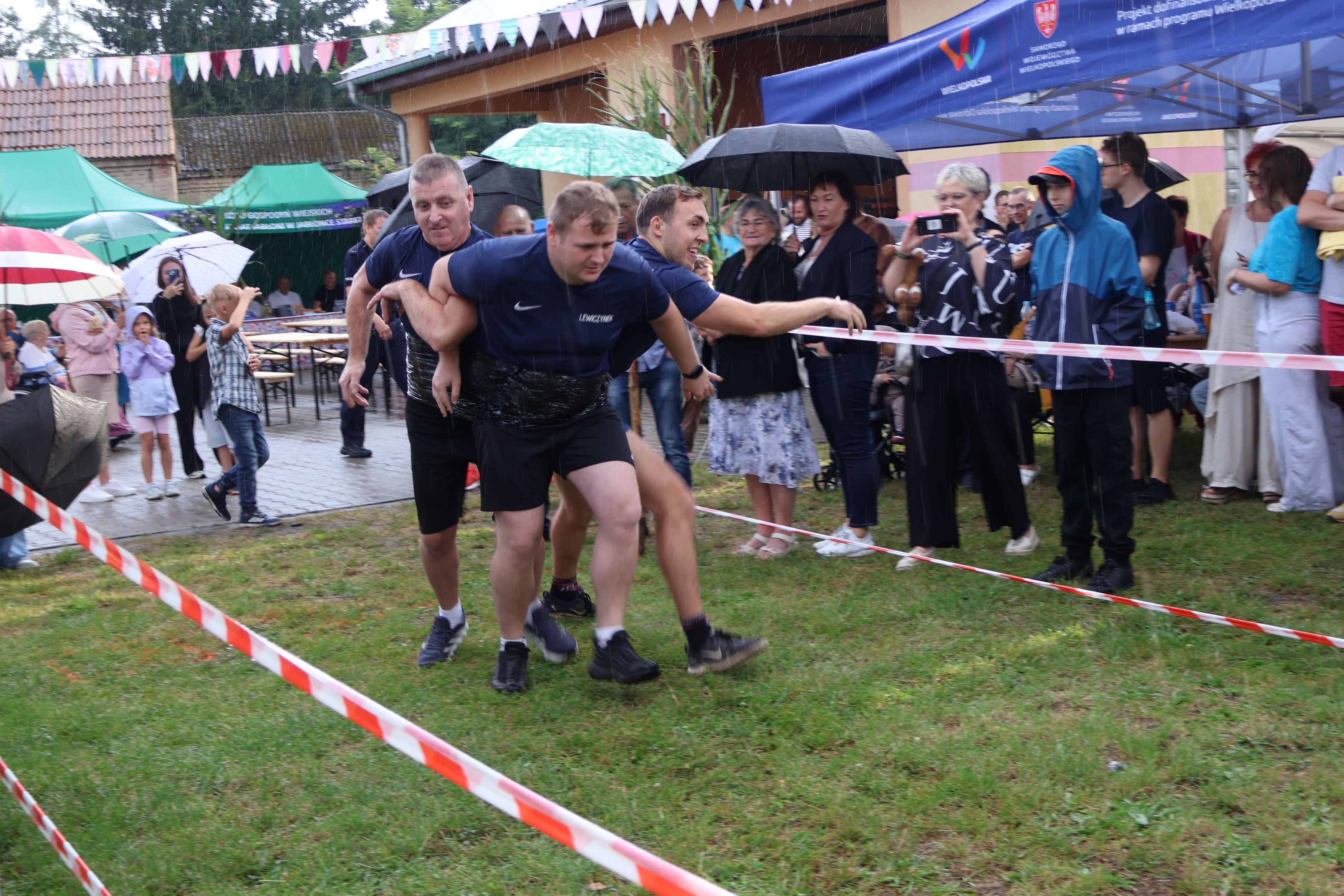 Wykonywanie konkurencji przez drużynę. 
