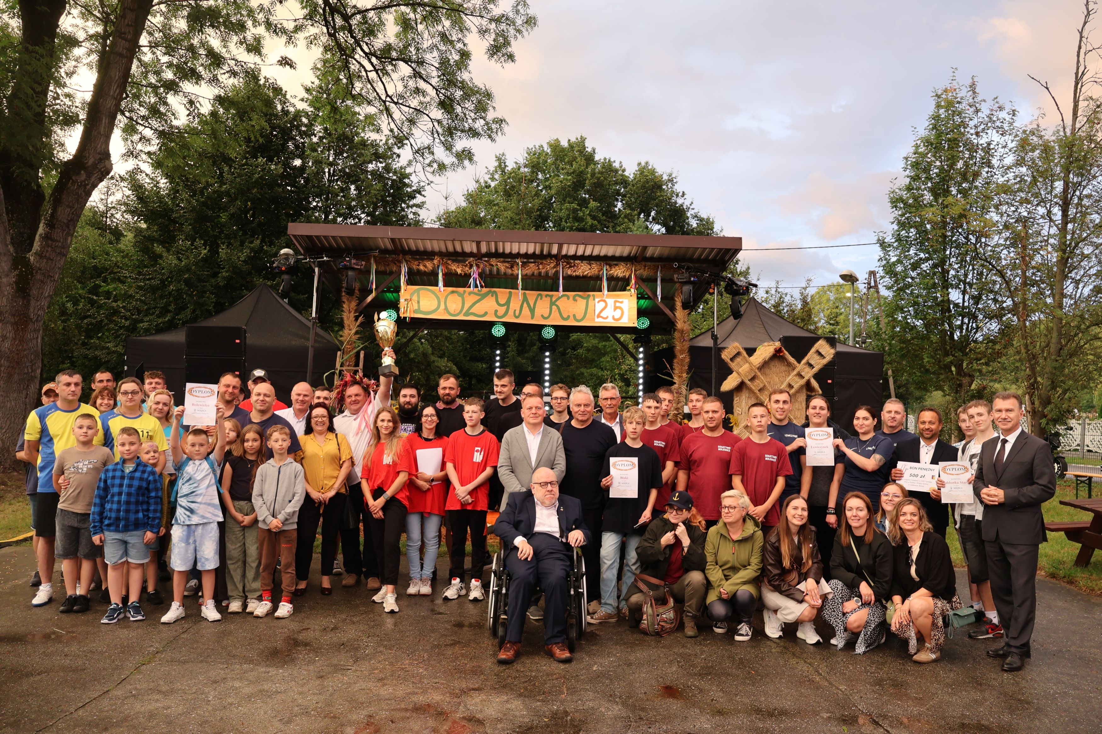 Wsp&oacute;lne zdjęcie wszystkich drużyn, kt&oacute;re brały udział w&nbsp;turnieju wsi wraz z&nbsp;senatorem oraz&nbsp;w&oacute;jtem gminy miedzichowo oraz&nbsp;sędziami poszczeg&oacute;lnych konkurencji.