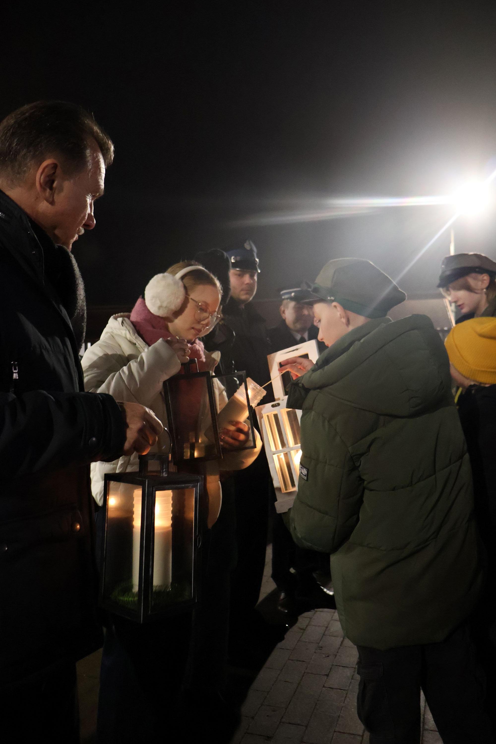 moment przekazania światełka betlejemskiego.