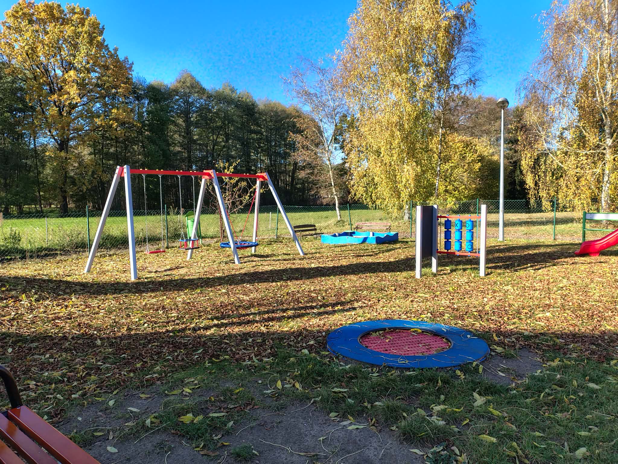 Zdjęcie przedstawia urządzenia znajdujące się naa placu zabaw.
