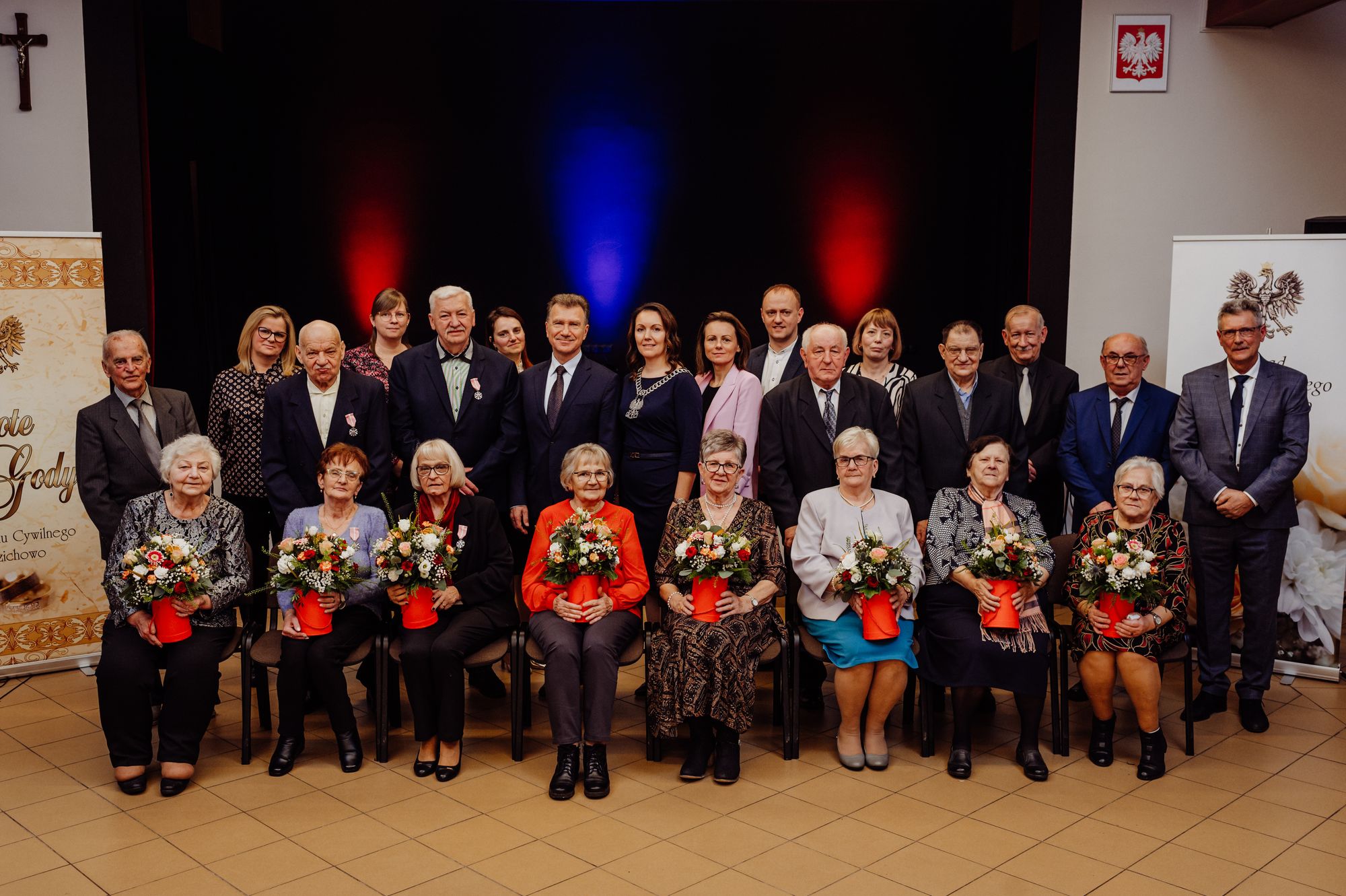 Zdjęcie grupowe uczetnik&oacute;w uroczystości Złote Gody w&nbsp;Gminie Miedzichowo