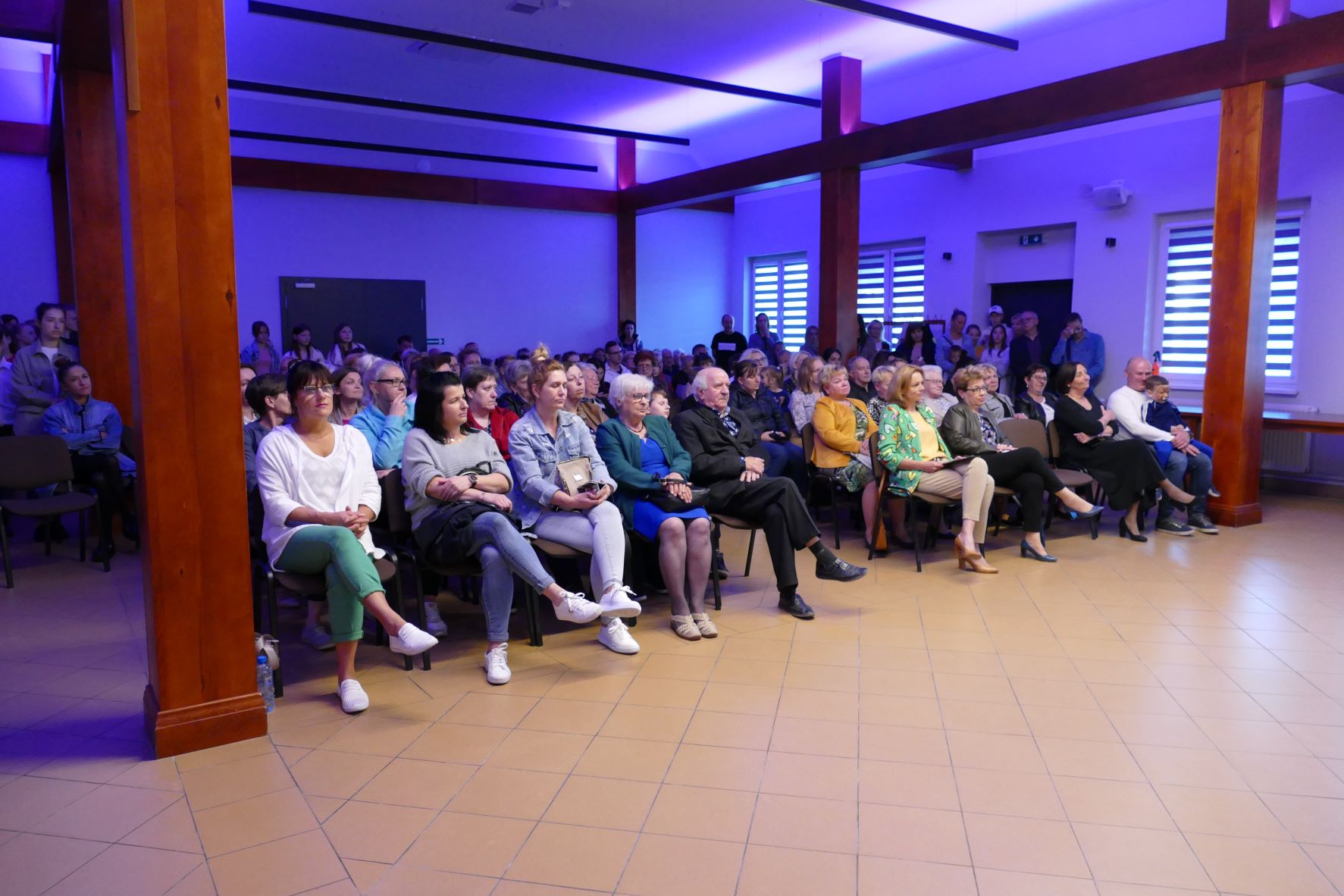 Zdjęcie wykonane z przodu w stronę widowni podczas występu artystów. 