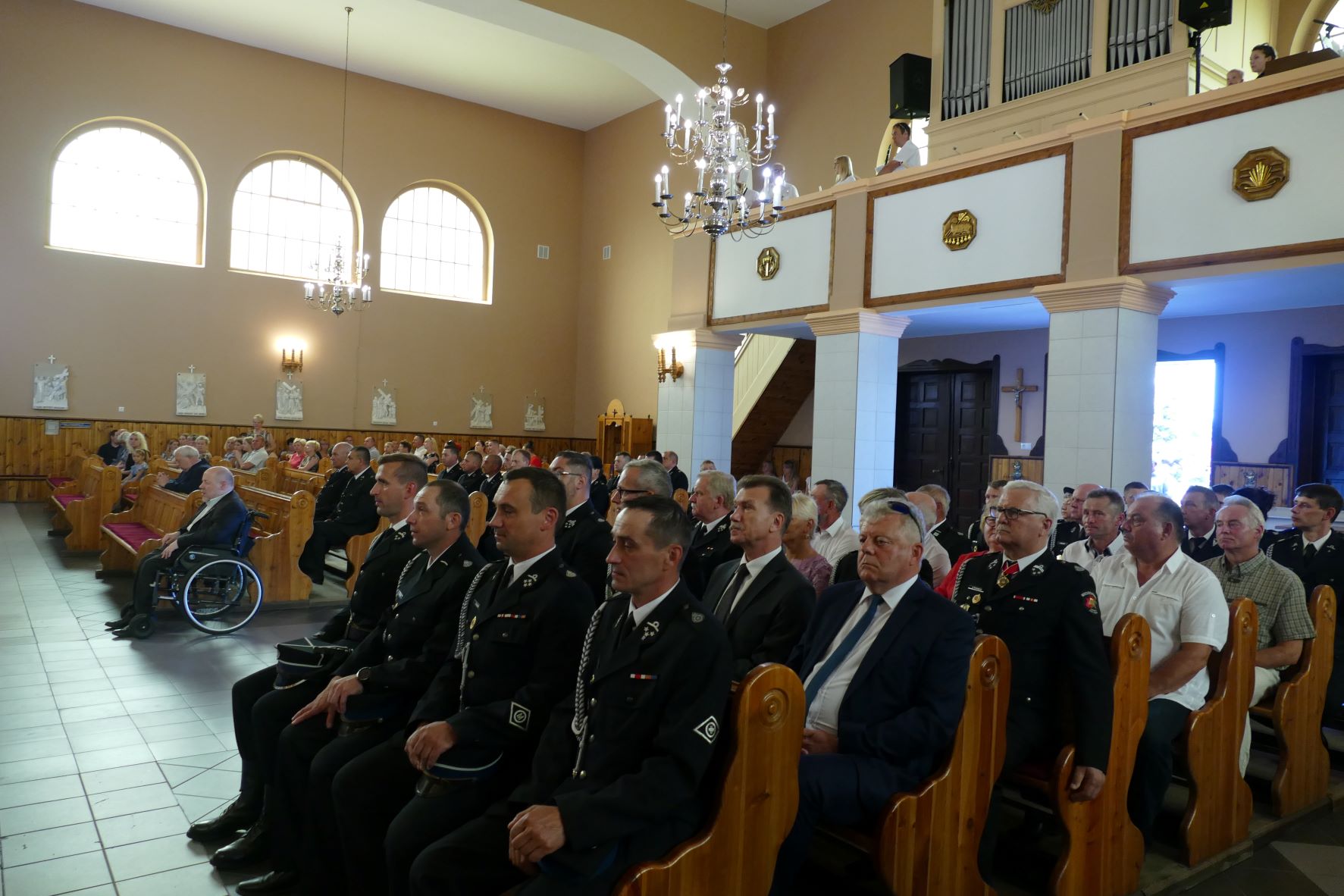 Msza Święta w parafii Rzymskokatolickiej pw. Chrystusa Króla w Bolewicach.  Na zdjęciu przestawieni są zaproszeni goście oraz druhy i druhny z poszzcególnych jednostek Ochotniczych Straż Pożarnych w Bolewicach, Miedzichowo, Grudna, Jabłonka Stara. 