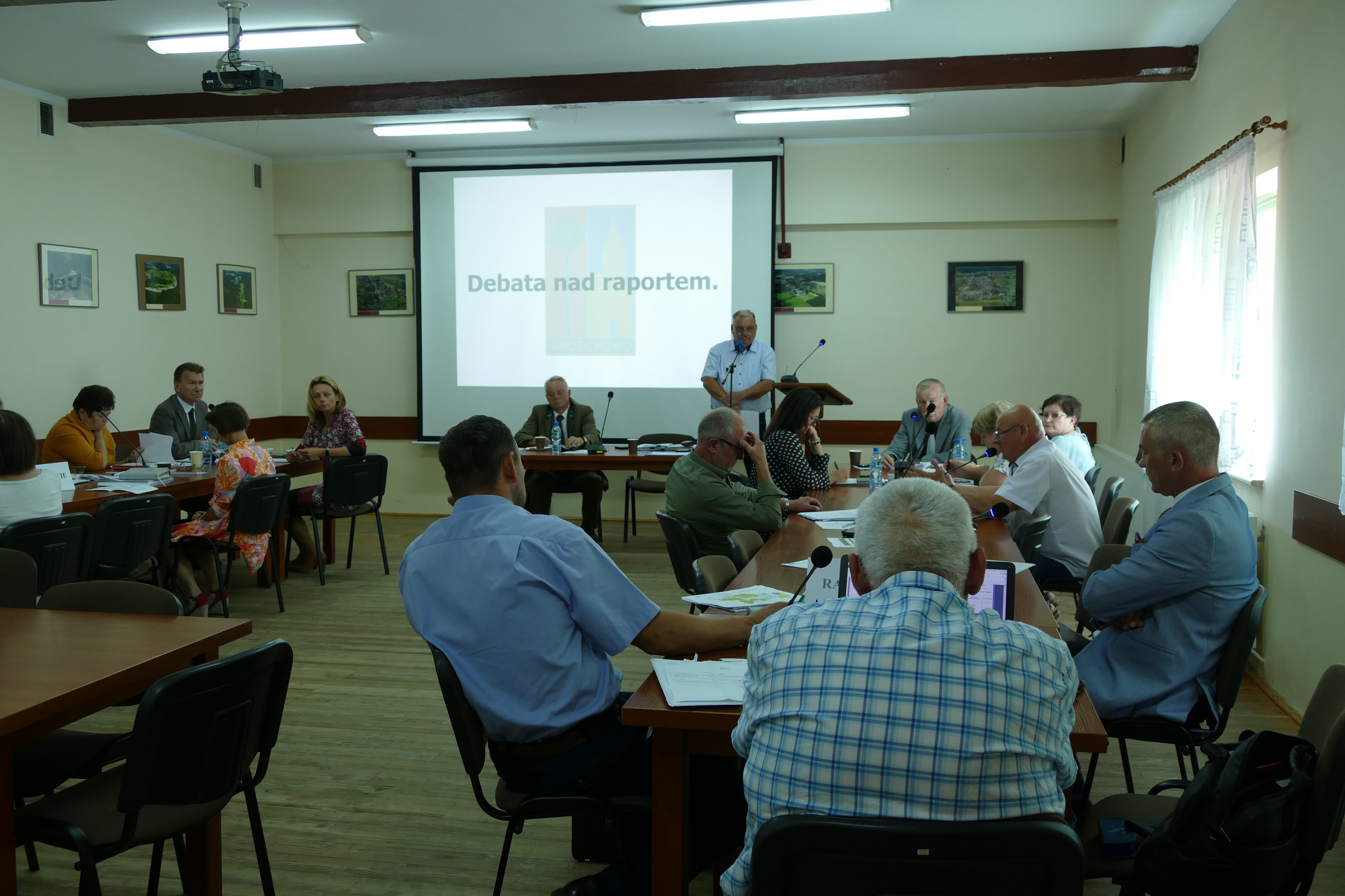 Debata nad raportem o Gminy Miedzichowo. Radni Gminy Miedzichowo omawiali różne sytuacje związene z Gminą Miedzichowo.