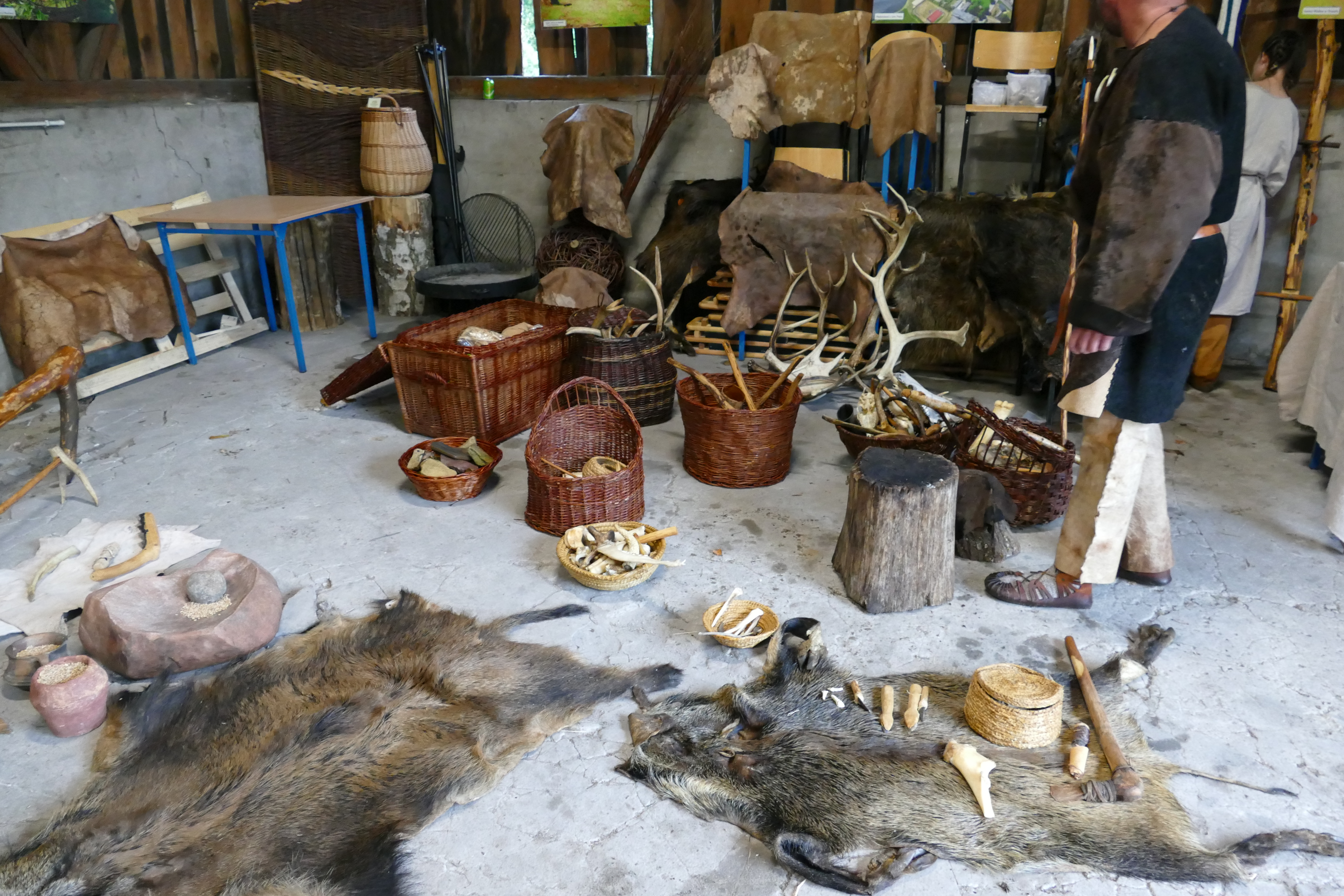 Stanowisko archeologiczne. Na tym stanowisku pokazane było jak kiedyś z różnych kamieni i krzemieni robili różne narzędzia. 