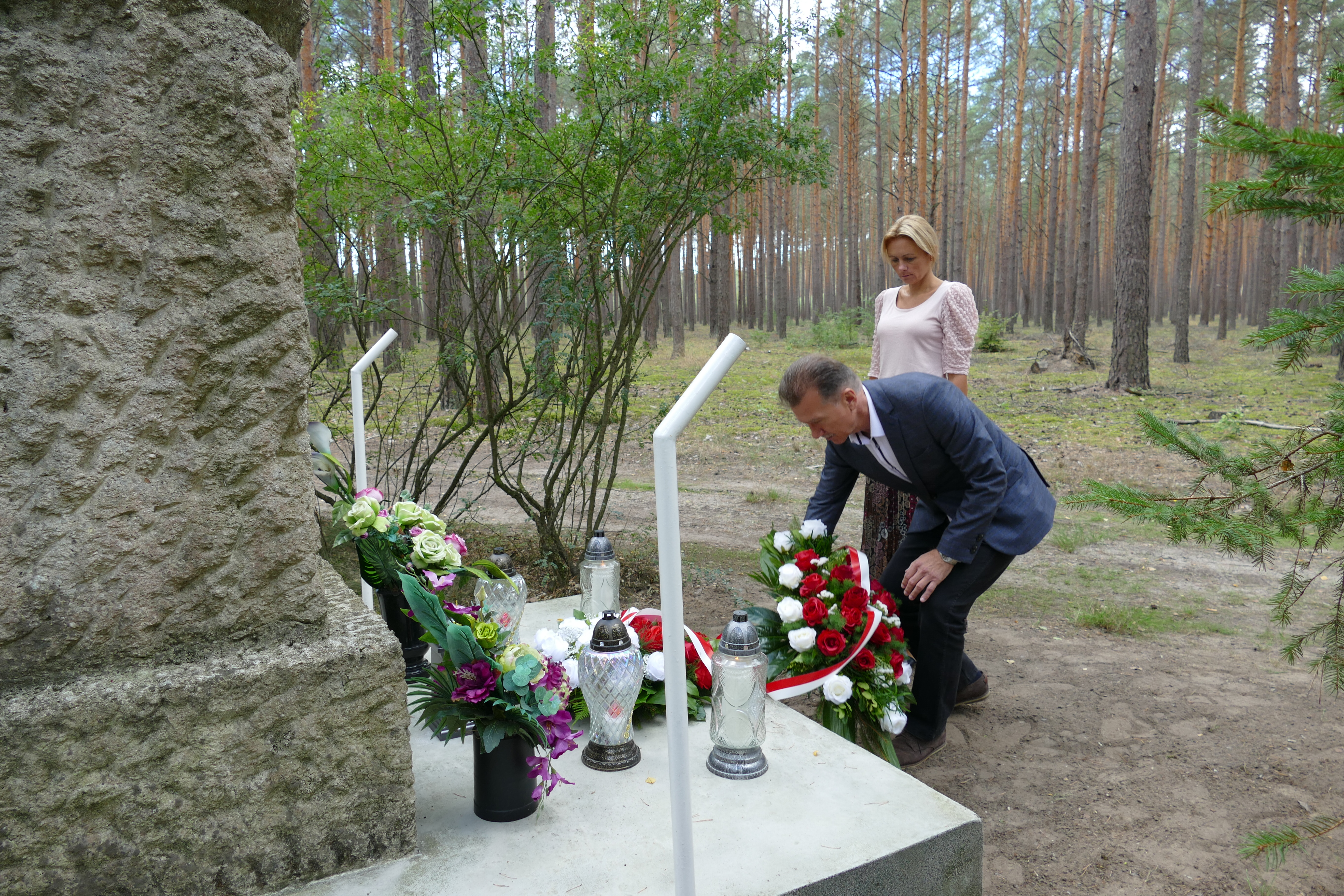 Złożenie wiązanki kwiatów przez Wójta Gminy Miedzichowo Stanisława Piechotę oraz Sekretarza Gminy Karolinę Łotecką w miejscowości Bolewicko.