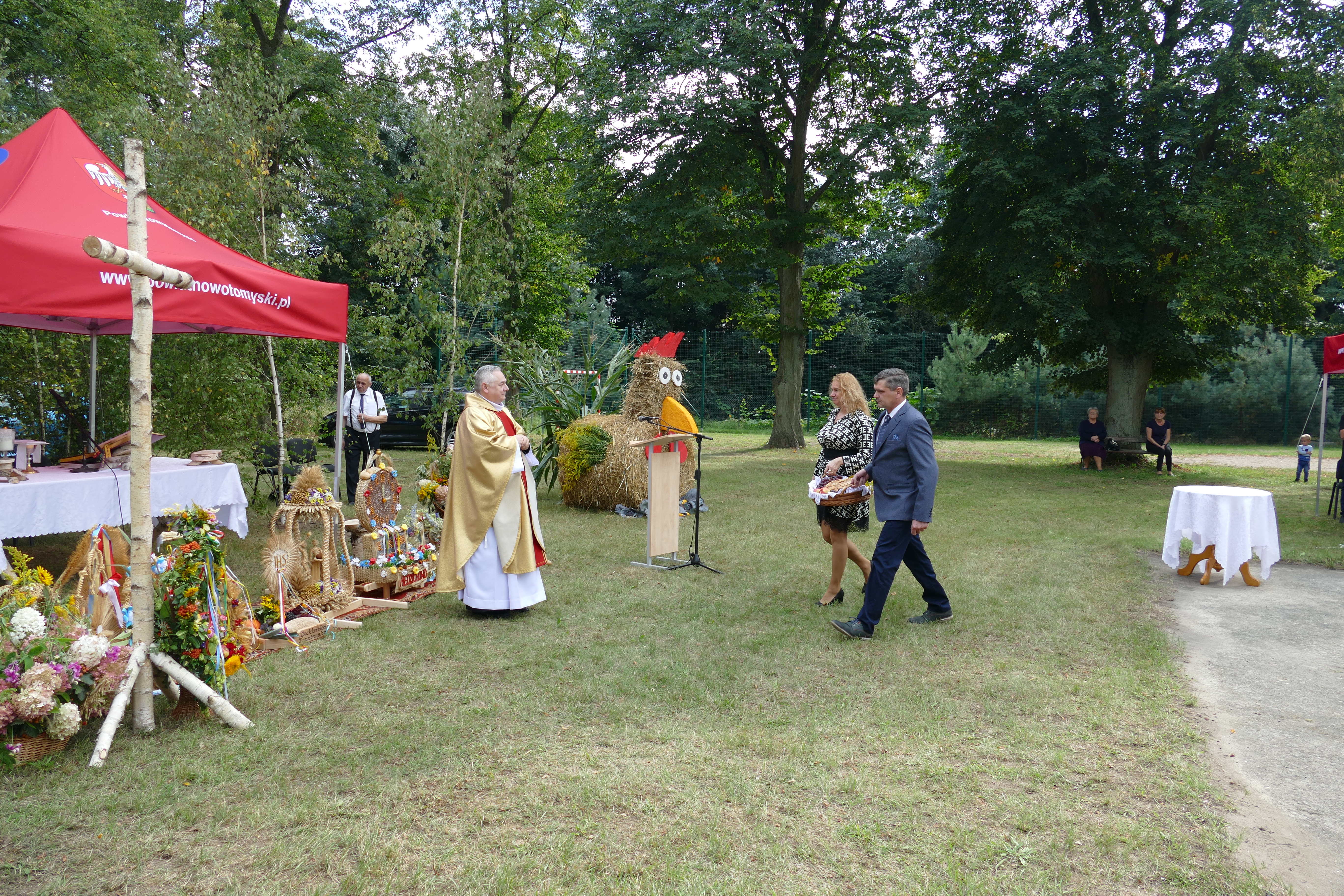 Przekazanie darów podczas mszy świętej przez starostów i starościnę