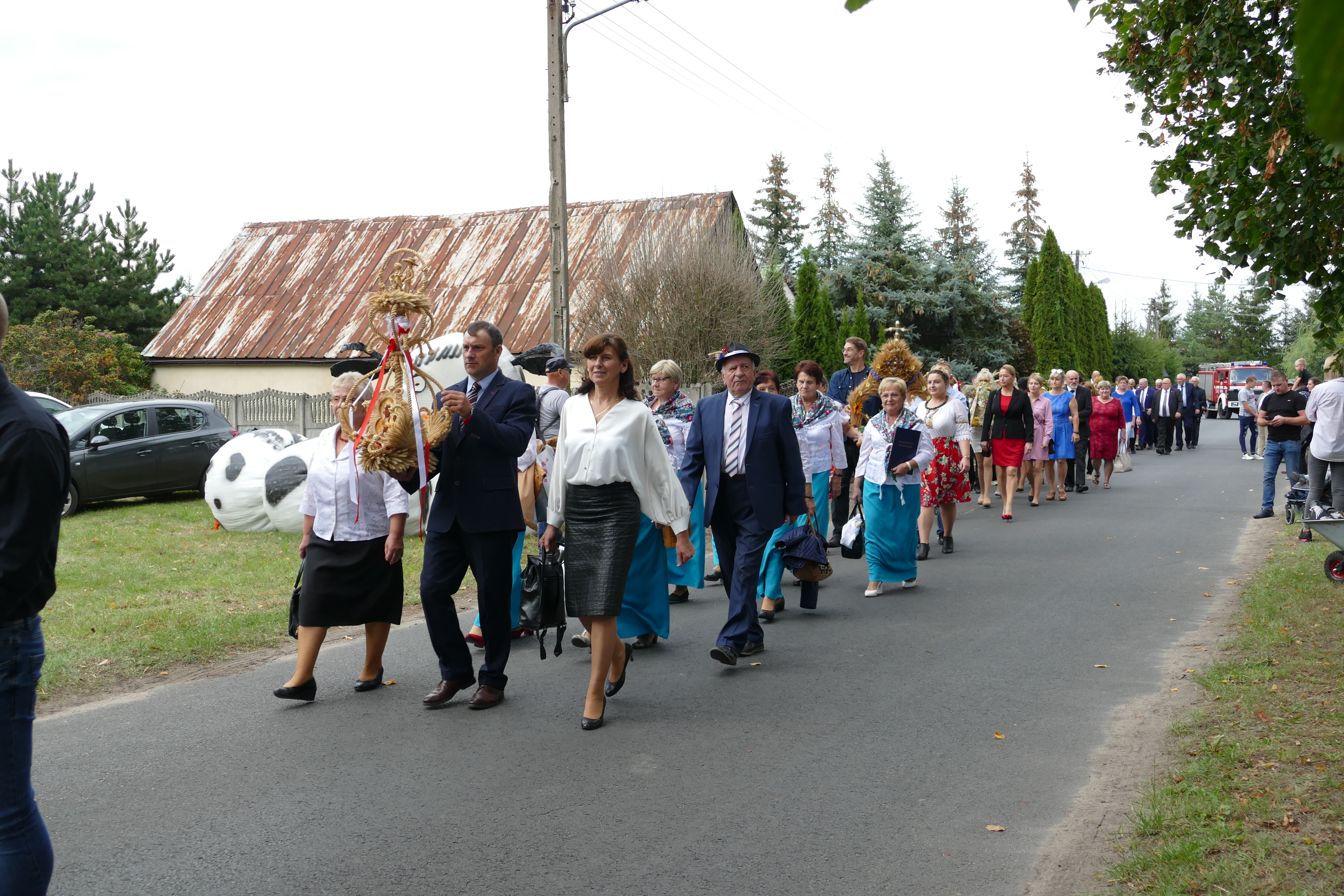 Korowód tegorocznych dozynek gminnych w Grudnej utworzych przez Orkiestrę Dętą, delegacje wieńcowe, gospodarzy dożynek oraz zaproszonych gości i mieszkańców.