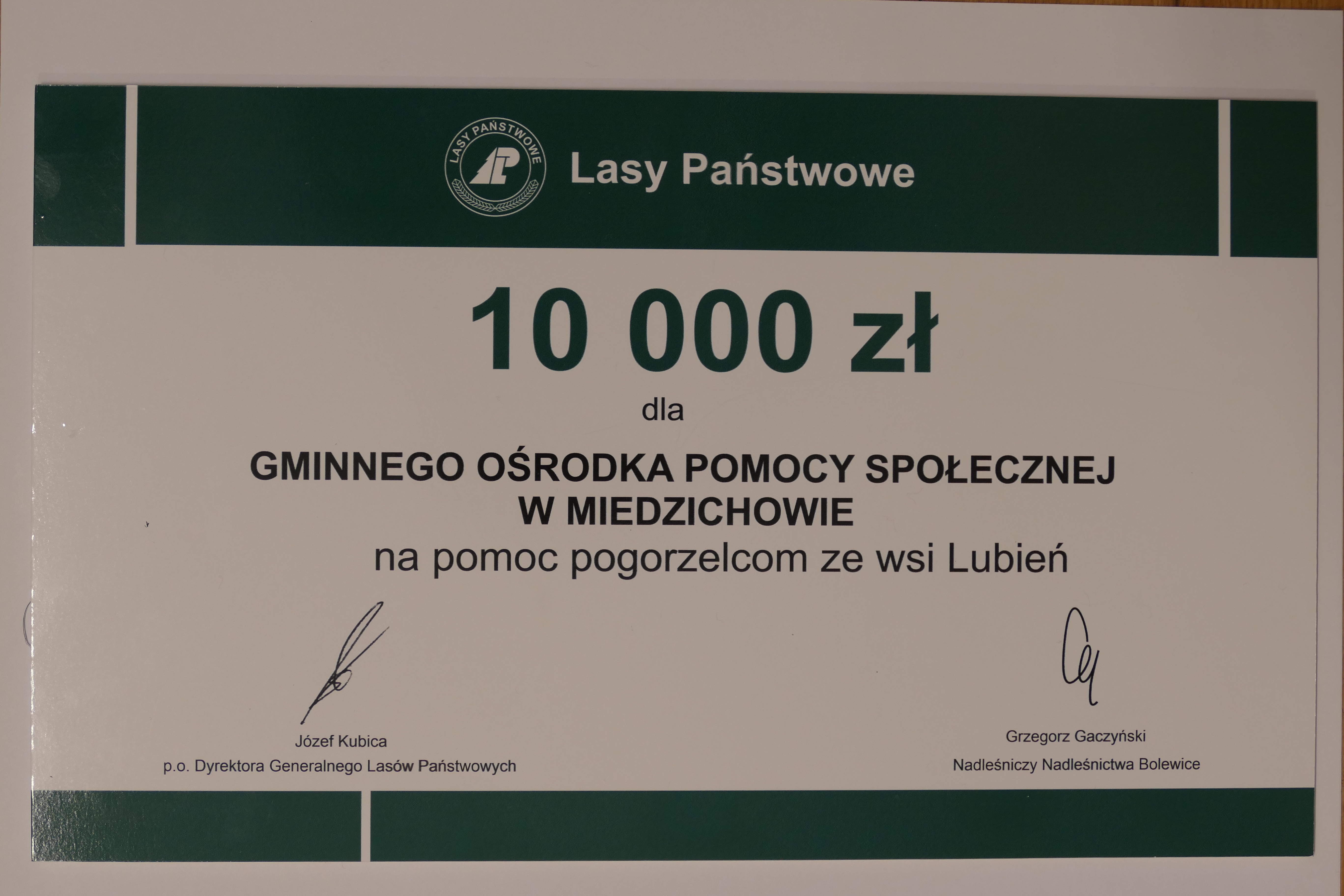 Na zdjęciu przedstawiony jest czek o wartości 10.000,00 złoty dla pogorzelców z ghm. Miedzichowo na odbudowe domu.