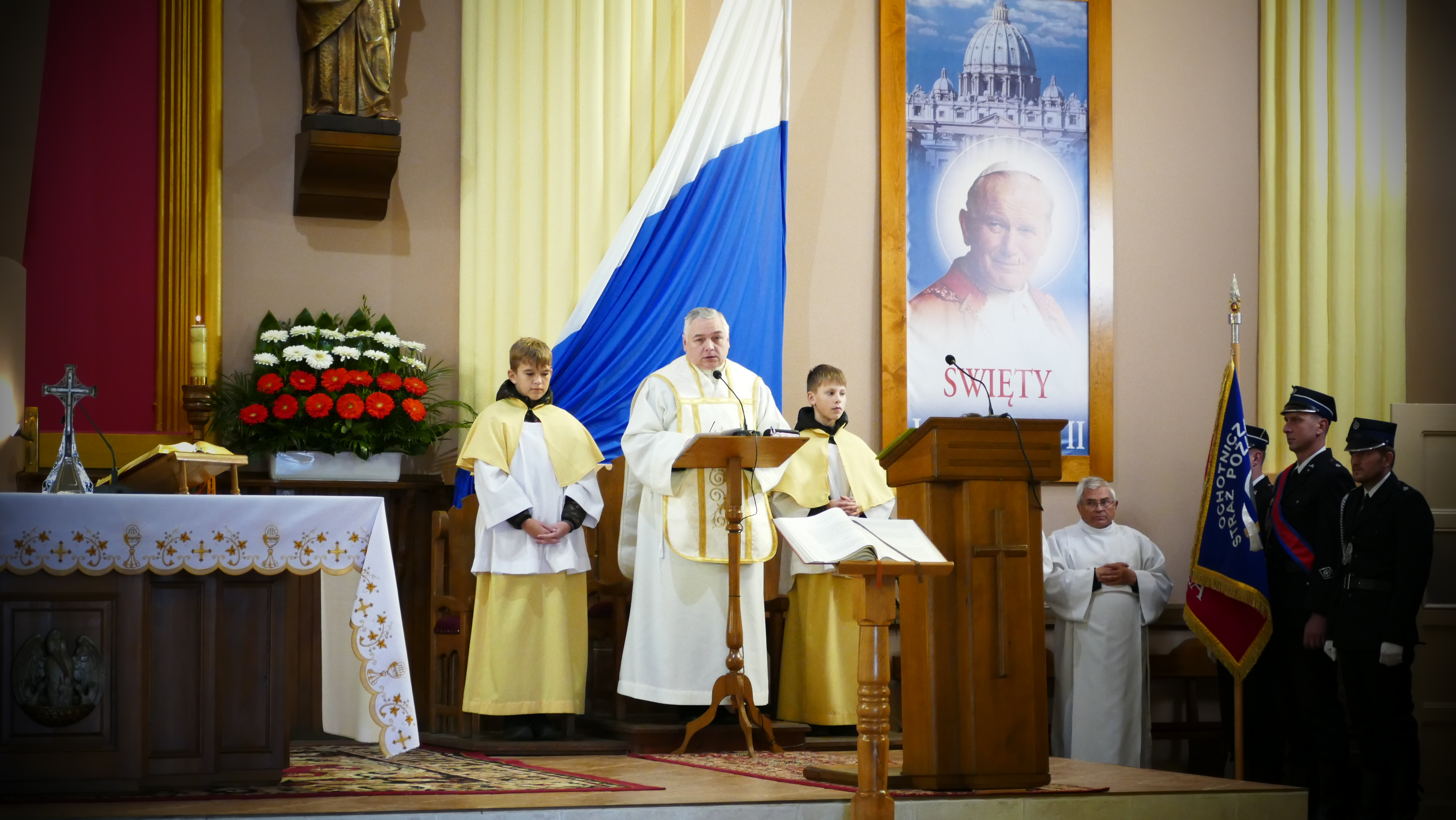 Na zdjęciu przestawiony jest Ks. Proboszcz Janusz Pośpiech wraz z ministrantami.