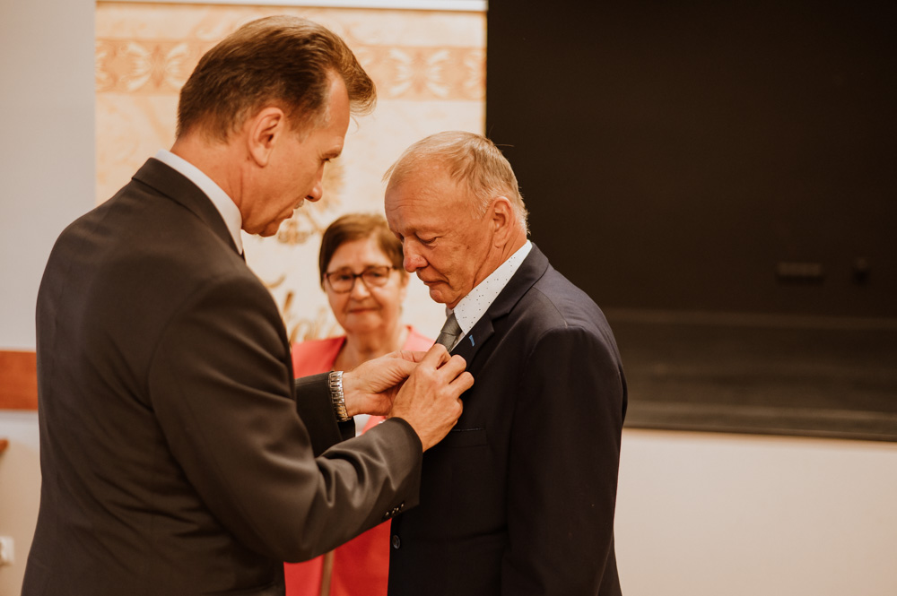 na zdjęciu przedstioni są Para małżeńska, która otrzymała od Prezydenta RP medale za długo letnie pożycie małżeńskie, a sa nimi Państwo Sabina i Marian Bronowiccy. Medale wręczył Wójt Gminy Miedzichowo oraz Kierownik Urzędu Stanu Cywilnego Pani Ewa Wieczorek. 