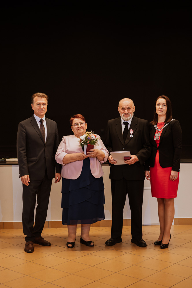 na zdjęciu przedstioni są Para małżeńska, która otrzymała od Prezydenta RP medale za długo letnie pożycie małżeńskie, a sa nimi Państwo Leokadia i Józef Gielowie. Medale wręczył Wójt Gminy Miedzichowo oraz Kierownik Urzędu Stanu Cywilnego Pani Ewa Wieczorek. 