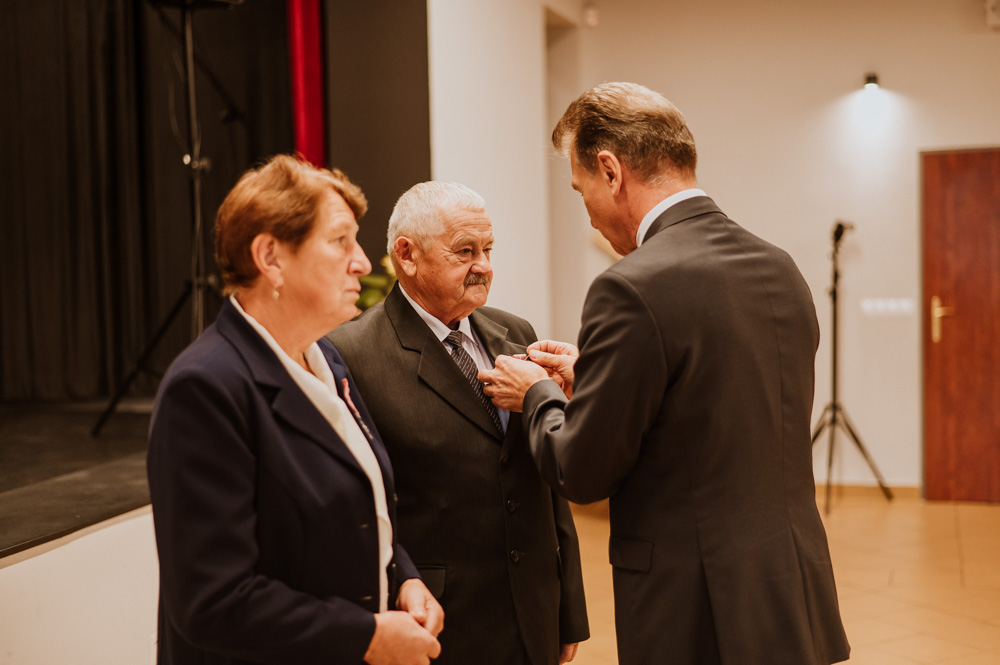 na zdjęciu przedstioni są Para małżeńska, która otrzymała od Prezydenta RP medale za długo letnie pożycie małżeńskie, a sa nimi Państwo Janina i Jan Milkowscy. Medale wręczył Wójt Gminy Miedzichowo oraz Kierownik Urzędu Stanu Cywilnego Pani Ewa Wieczorek. 