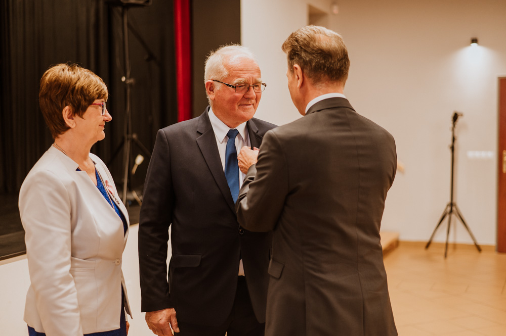 na zdjęciu przedstioni są Para małżeńska, która otrzymała od Prezydenta RP medale za długo letnie pożycie małżeńskie, a sa nimi Państwo Bożena i Jan Piglowie. Medale wręczył Wójt Gminy Miedzichowo oraz Kierownik Urzędu Stanu Cywilnego Pani Ewa Wieczorek. 