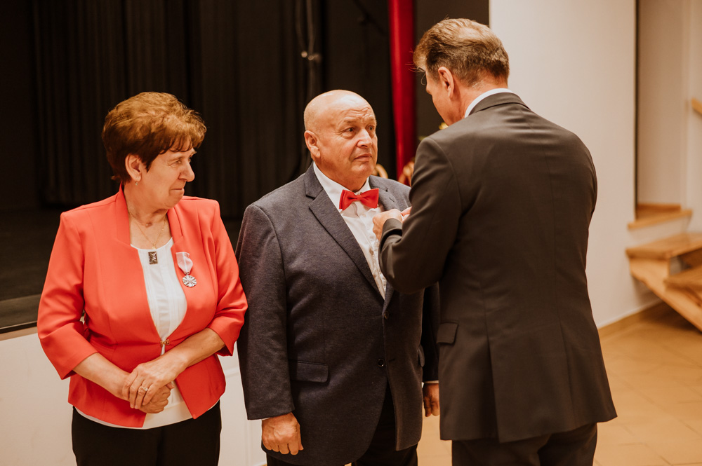 na zdjęciu przedstioni są Para małżeńska, która otrzymała od Prezydenta RP medale za długo letnie pożycie małżeńskie, a sa nimi Państwo Krystyna i Józef Szukałowie. Medale wręczył Wójt Gminy Miedzichowo oraz Kierownik Urzędu Stanu Cywilnego Pani Ewa Wieczorek. 