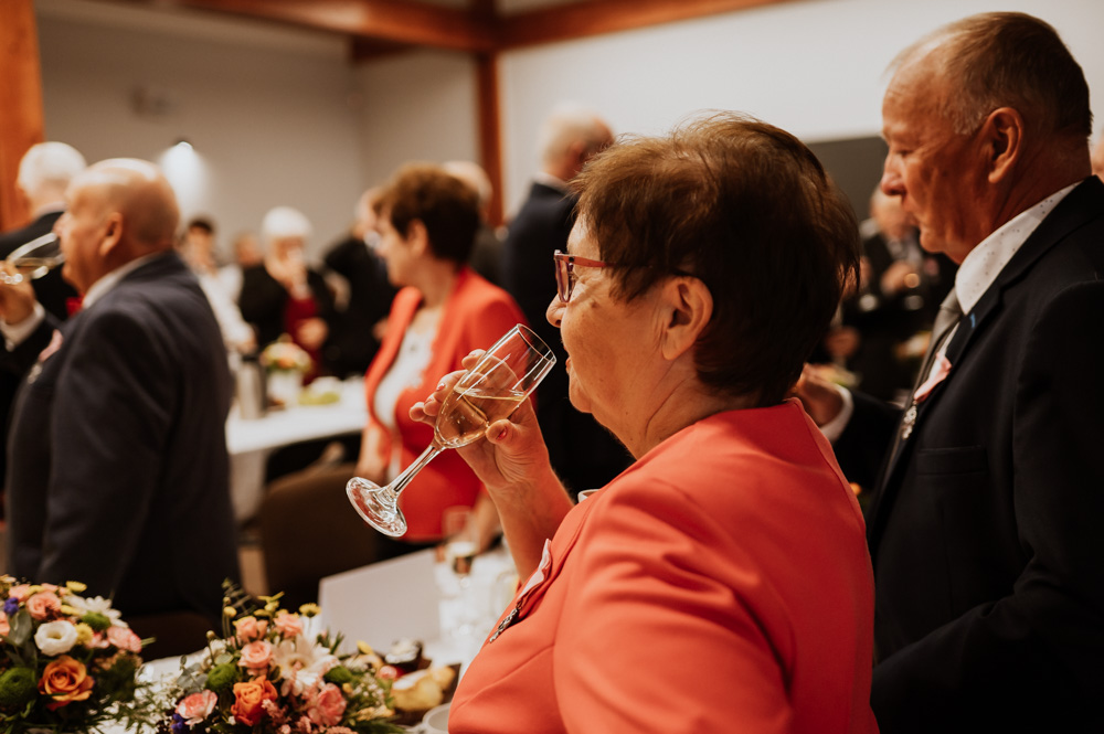 Złożenie toastu przez pary małżeńskie.