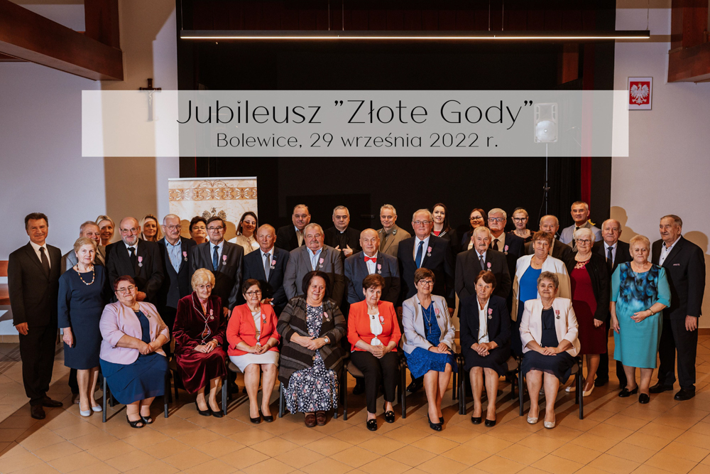 Wspólne zdjęcie Jubilatów 50 lecia pożycia małżeńskiego oraz 55 lecia pożycia małżeńskiego. Na zdjęciu są również zaproszeni goście i władze organu Urzędu Gminy Miedzichowo.