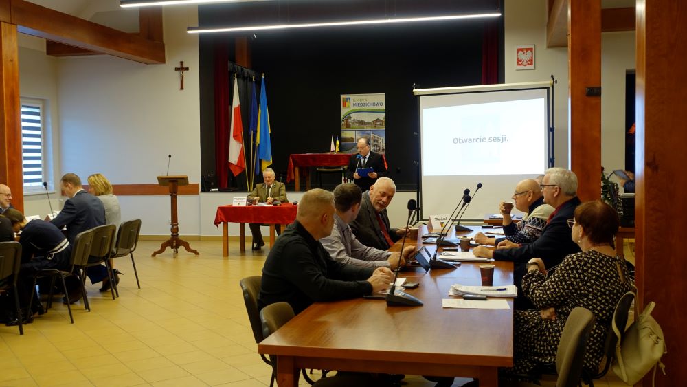 Radni Gminy Miedzichowo oraz&nbsp;goście sesji.