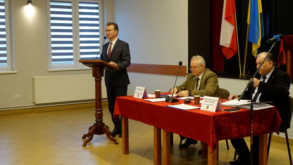 W&oacute;jt Gminy Miedzichowo referuje sprawozdanie.