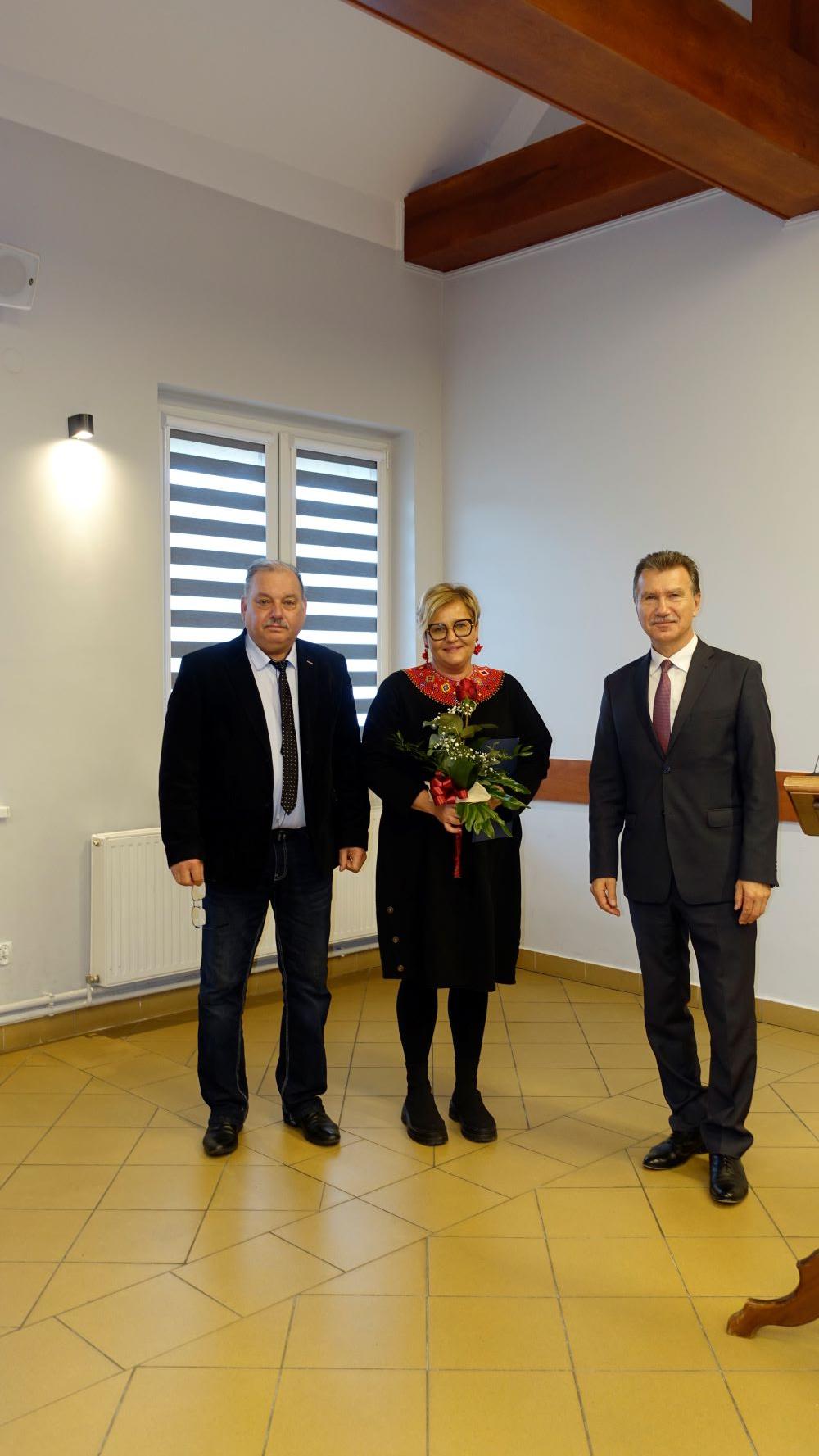 Wręczenie awansu zawodowego nauczycielce.