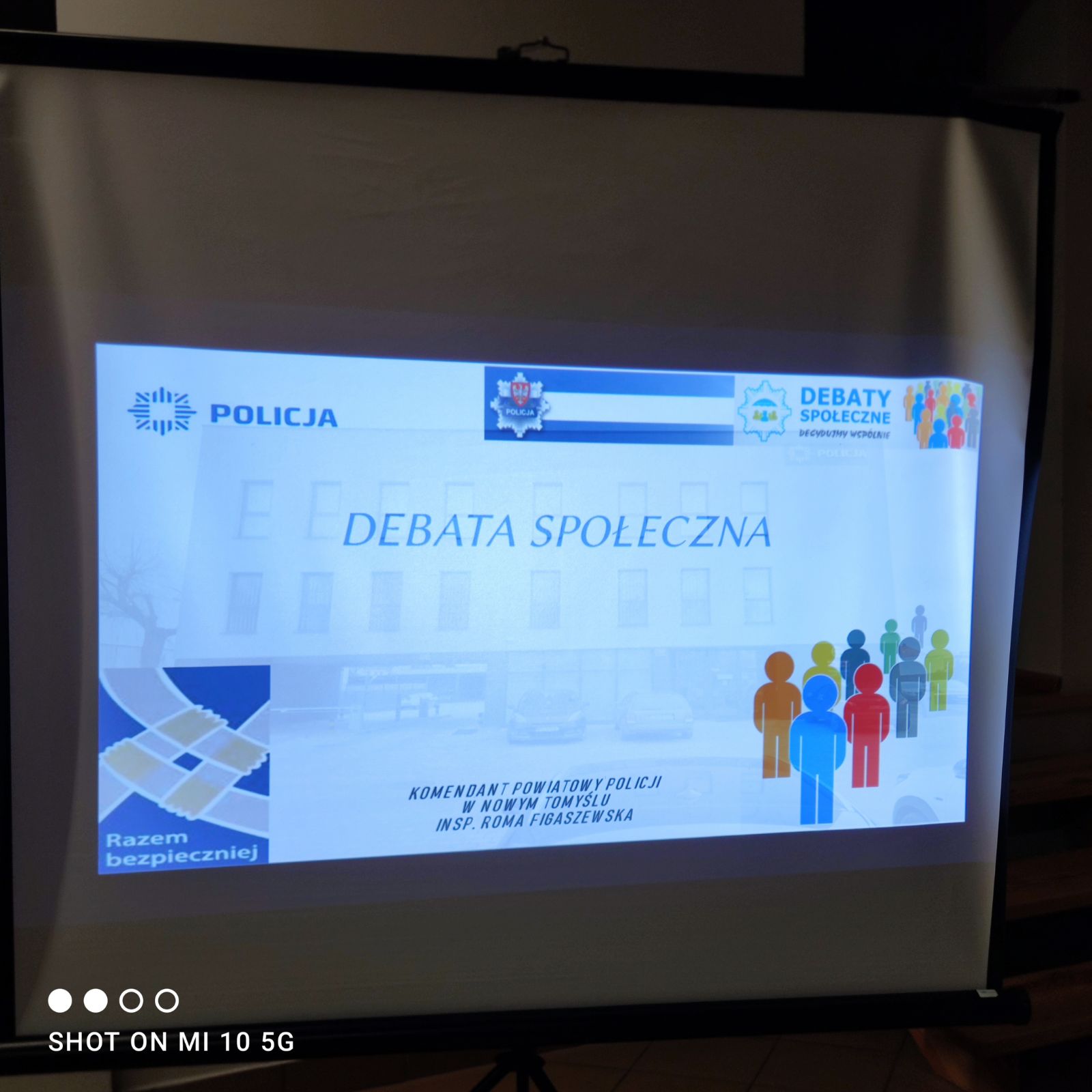 Slajd prezentacji z&nbsp;napisem Debata społeczna na&nbsp;białym tle z&nbsp;niebieski napis.