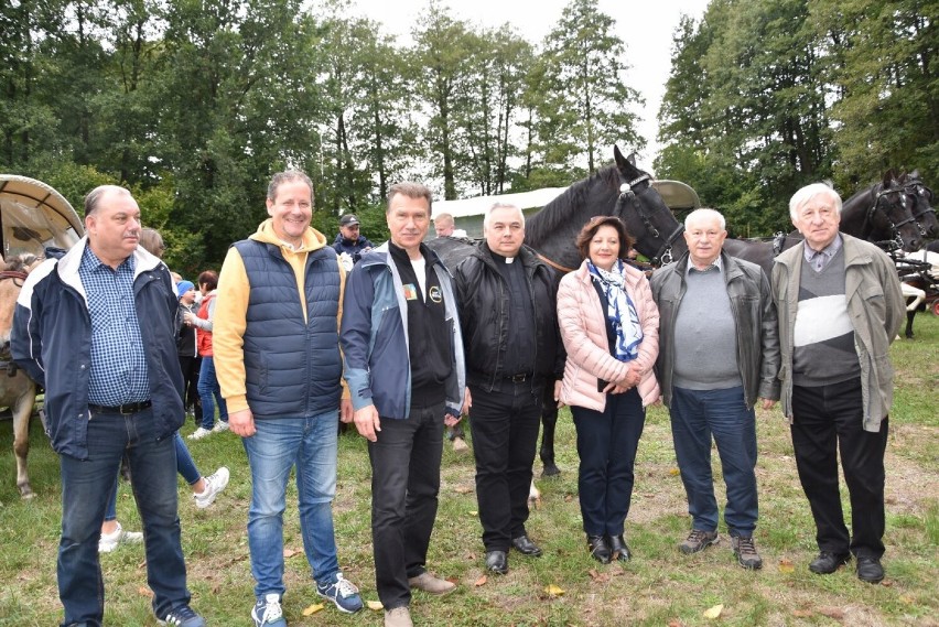 Na zdjęciu przedstawieni są od lewej: Przewodniczący Rady Gminy Tadeusz Kolecki, w imieniu Sentaora RP Jana Filipa Libickiego był Wojciech Wośkowiak, Wójt Gminy Stanisław Piechota, Ks. Janusz Pośpiech, Sekretarz Piekar Śląskich Renata Łuczak, Starosta Nowotmyski Andrzej Wilkoński oraz Dyrektor Muzem w Szreniawy Jan Maćkowiak