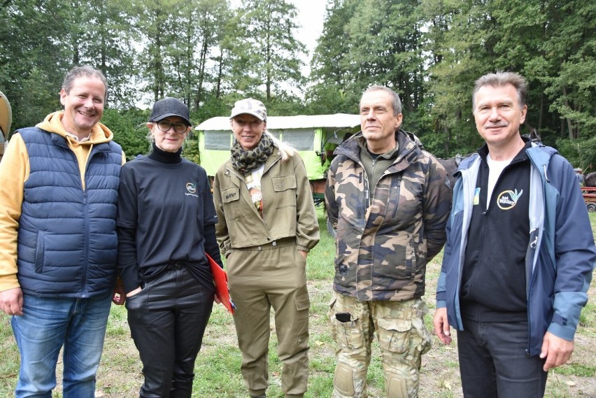 NA zdjęciu są od lewej: Wojciech Wośkowiak w imieniu Senatora Rp J.F. Libickiego, Kierownik Gminnego Ośrodka Pomocy Społecznej w Miedzichowie Hanna Kaczmarek, goście imprezy oraz Wójt Gminy Stanisław Piechota