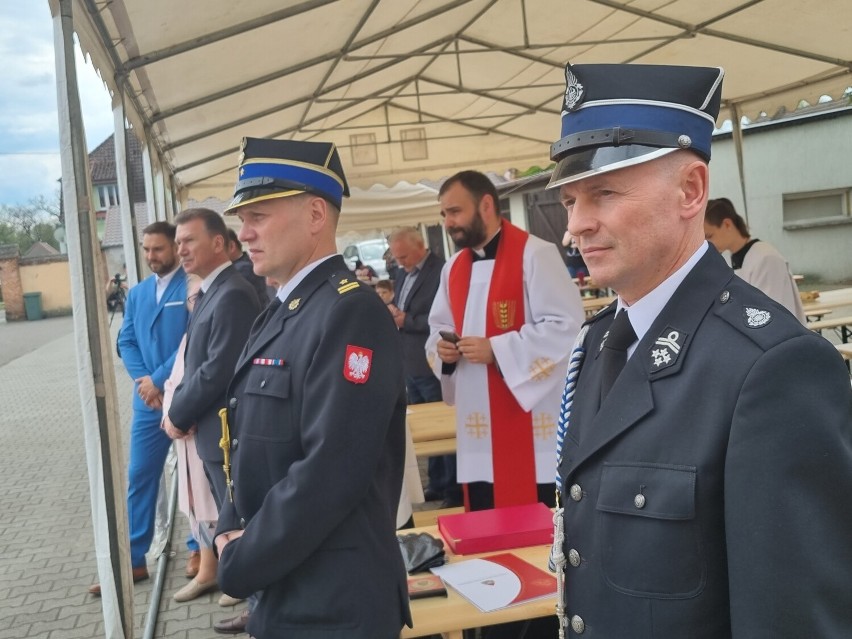 Na zdjęciu znajdują się Dyrektor Biura Poselskiego Marcina Porzycka, Prezes Banku Spółdzielczego Mirosława Kortus, Wójt Gminy Miedzichowo Stanisław Piechota, Komendant Powiatowej Straży Pożarnej Marek Kołdyk 