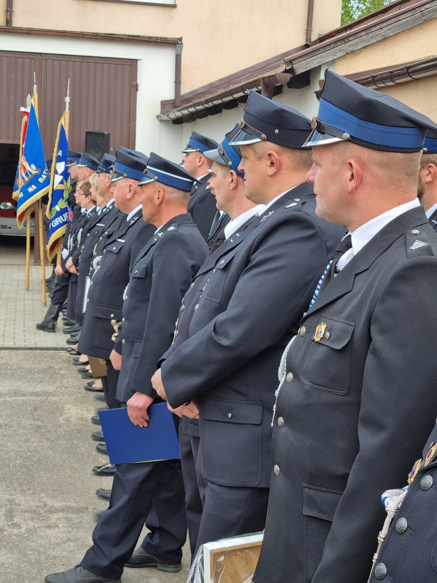 Na zdjęciu przedstawione są jednostki Ochotniczych Straż Pożarnych z terenu Gminy Miedzichowa oraz PSP w Nowym Tomyślu oraz OSP Psarskie. Wszyscy są ustawieniu do meldunku dowódcy.